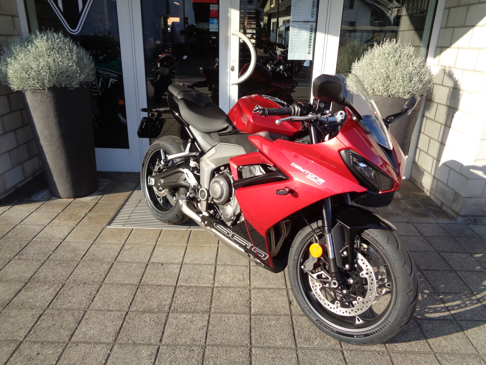 TRIUMPH Daytona 660-showroom-element-3
