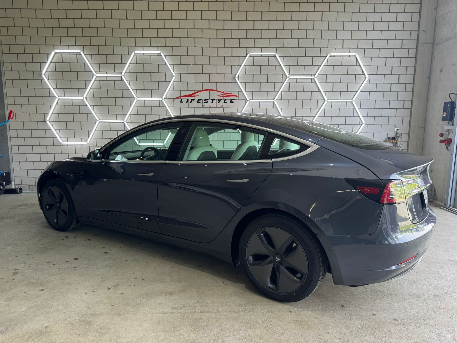 TESLA Model 3 Long Range Dual Motor AWD-image-2