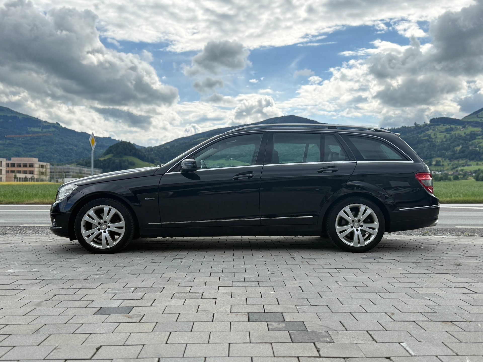 MERCEDES-BENZ C 220 CDI BlueEfficiency Avantgarde Automatic-image-3