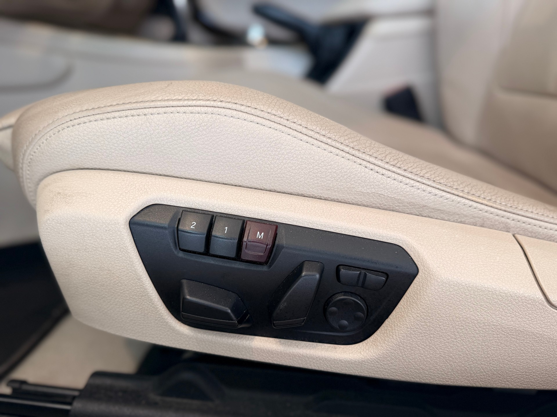 BMW M135i xDrive Steptronic-image-13
