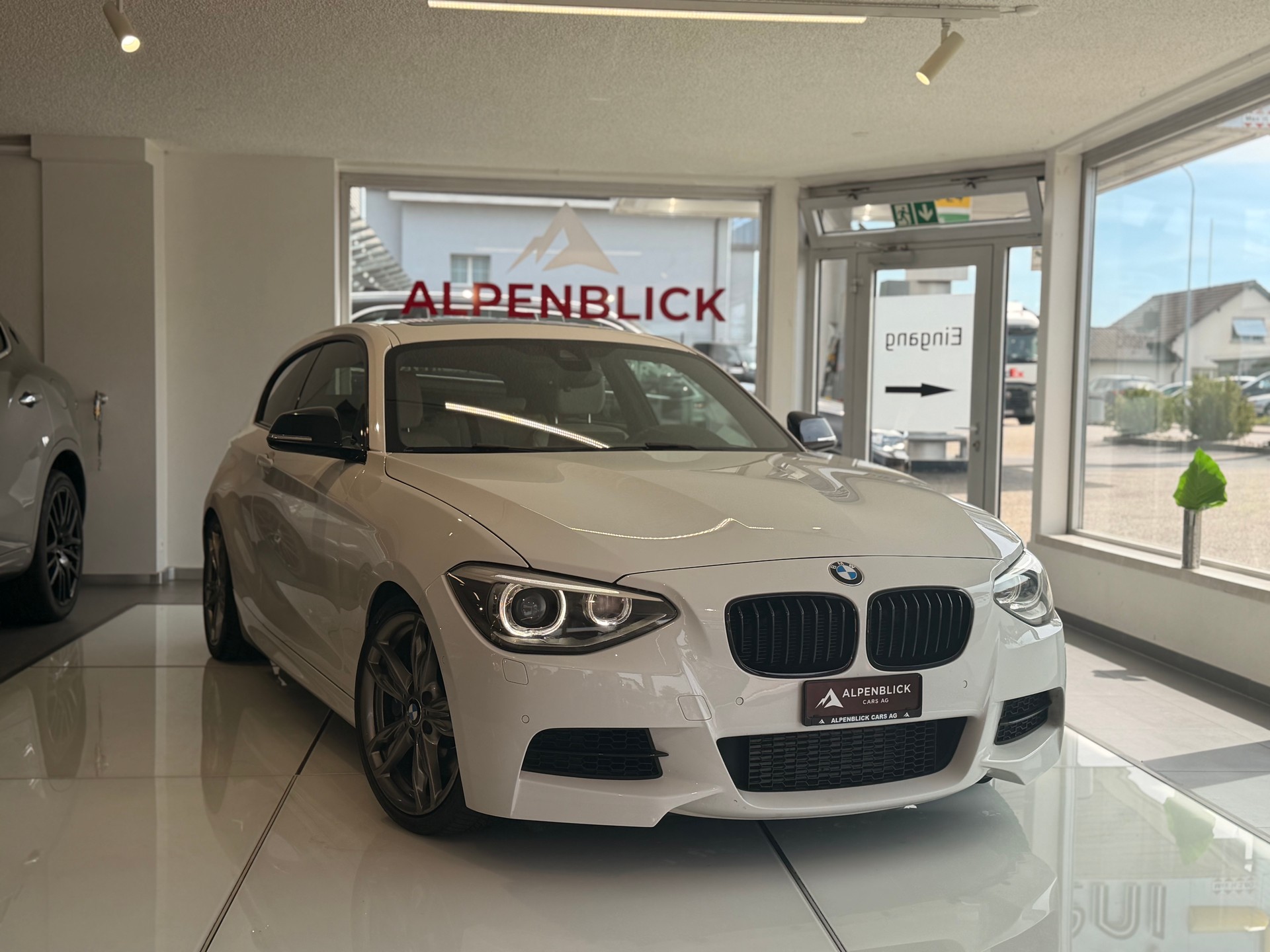 BMW M135i xDrive Steptronic-image-0