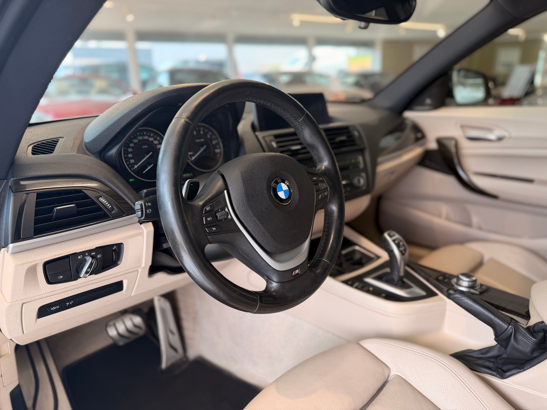 BMW M135i xDrive Steptronic-image-15