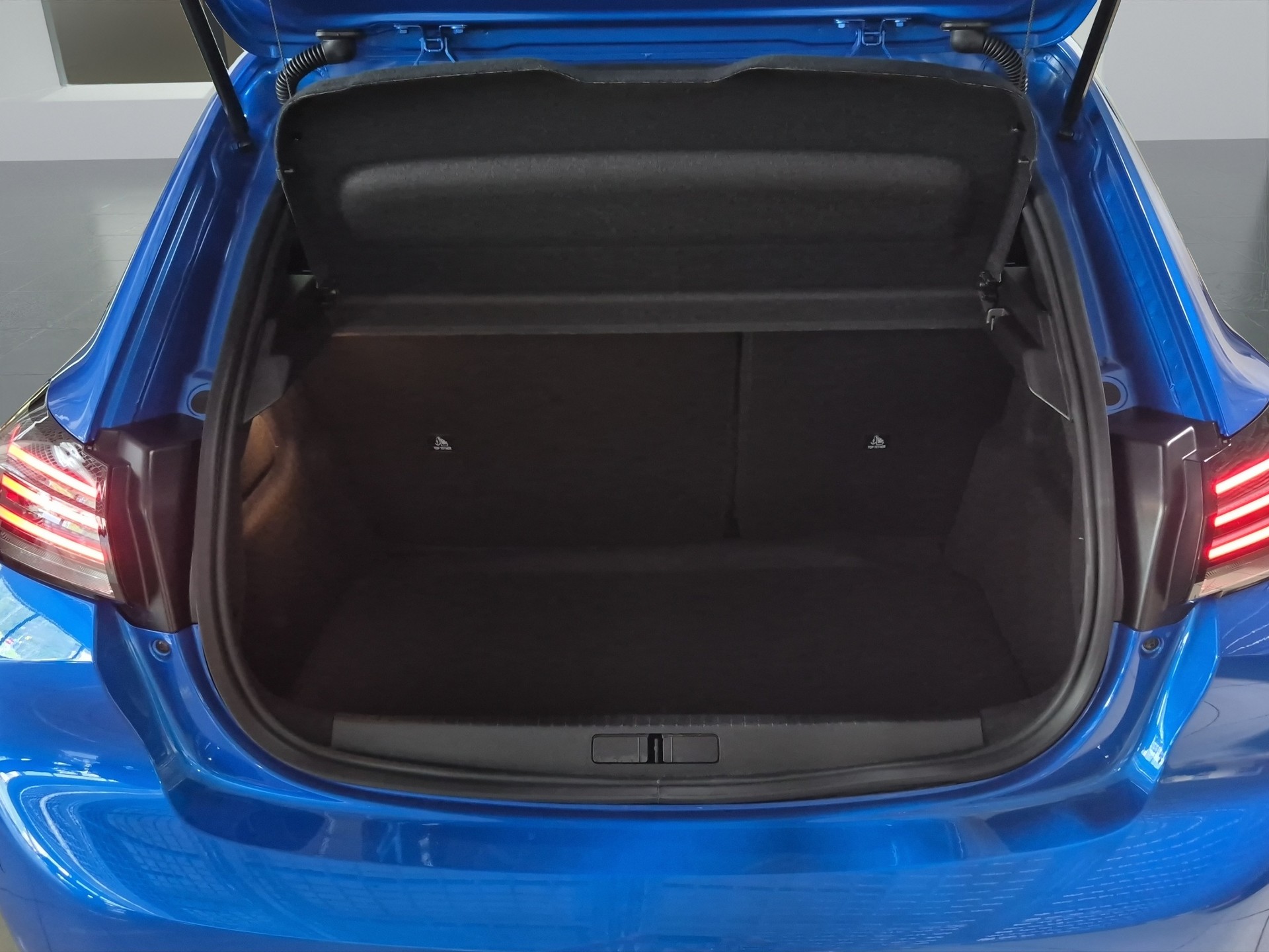 PEUGEOT 208 1.2 Hybrid Allure-image-17