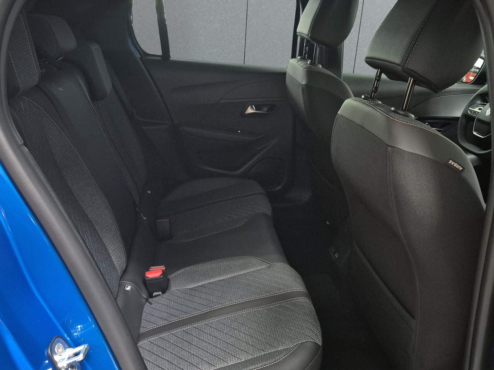 PEUGEOT 208 1.2 Hybrid Allure-image-16