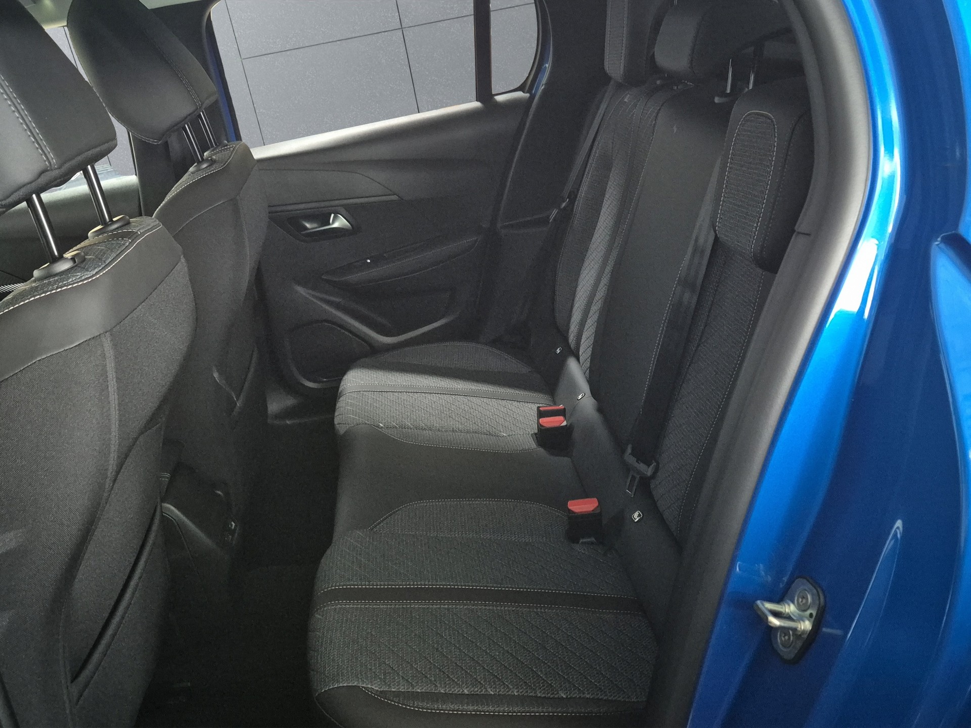 PEUGEOT 208 1.2 Hybrid Allure-image-11