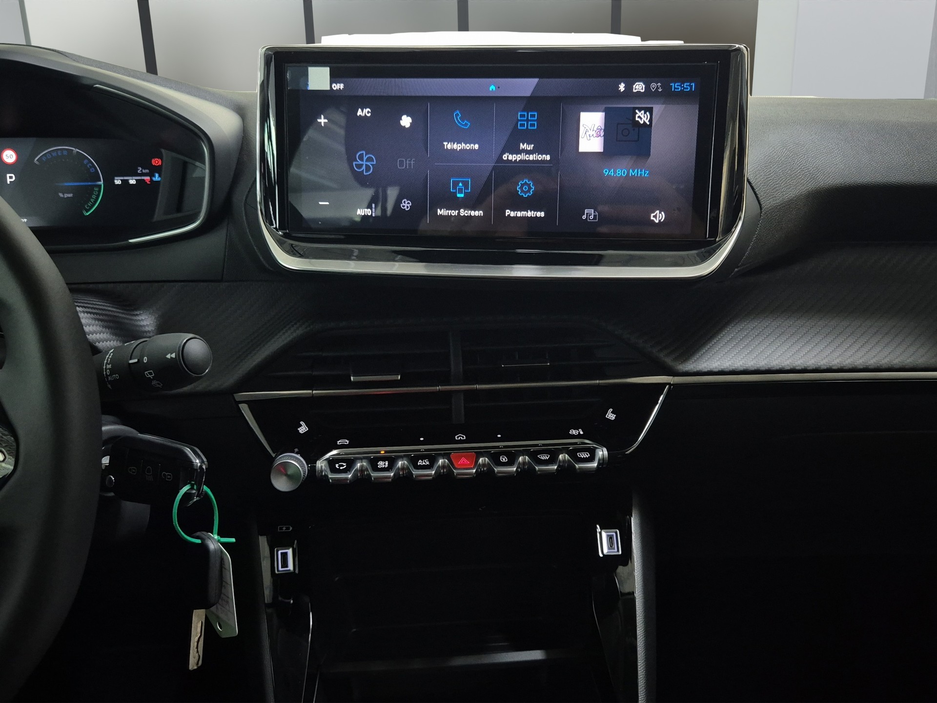 PEUGEOT 208 1.2 Hybrid Allure-image-14