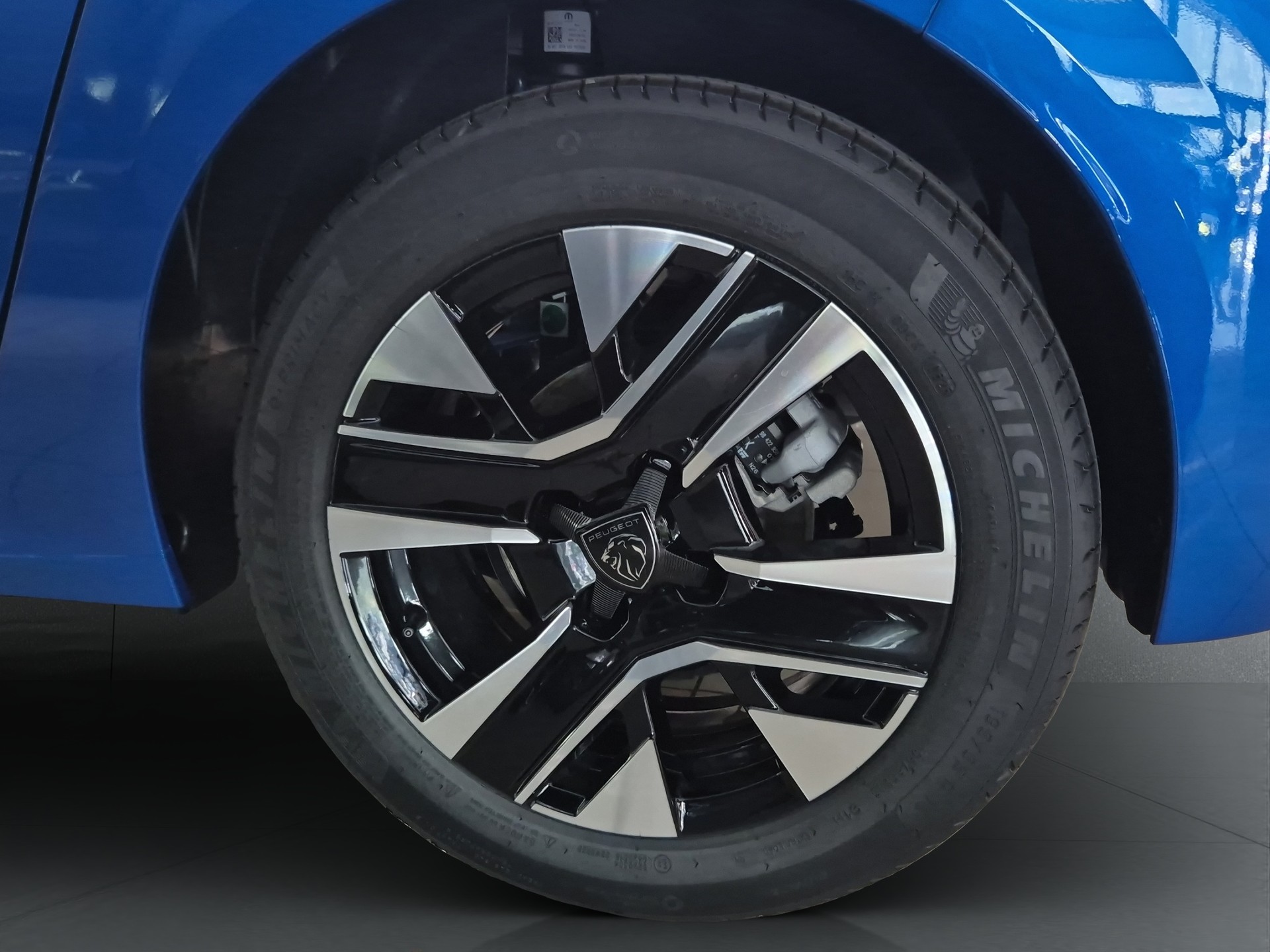 PEUGEOT 208 1.2 Hybrid Allure-image-18