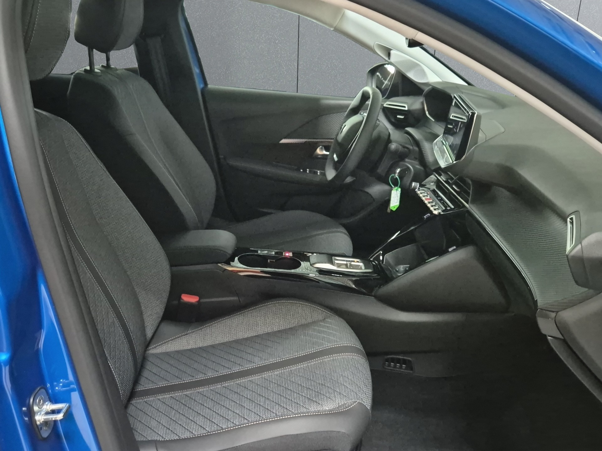 PEUGEOT 208 1.2 Hybrid Allure-image-15