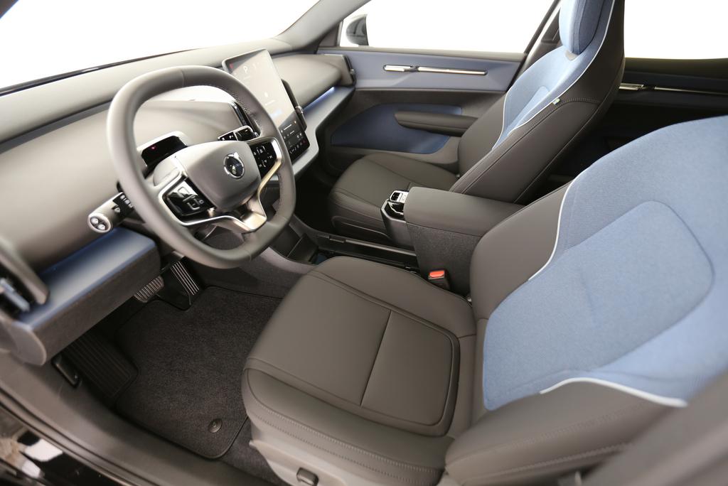 VOLVO EX30 E60 Plus Swiss Black Edition-image-7