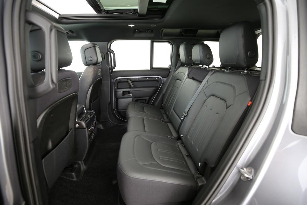 LAND ROVER Defender 110 3.0 I6 X-image-11