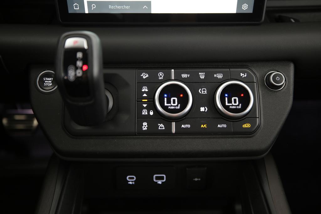 LAND ROVER Defender 110 3.0 I6 X-image-8
