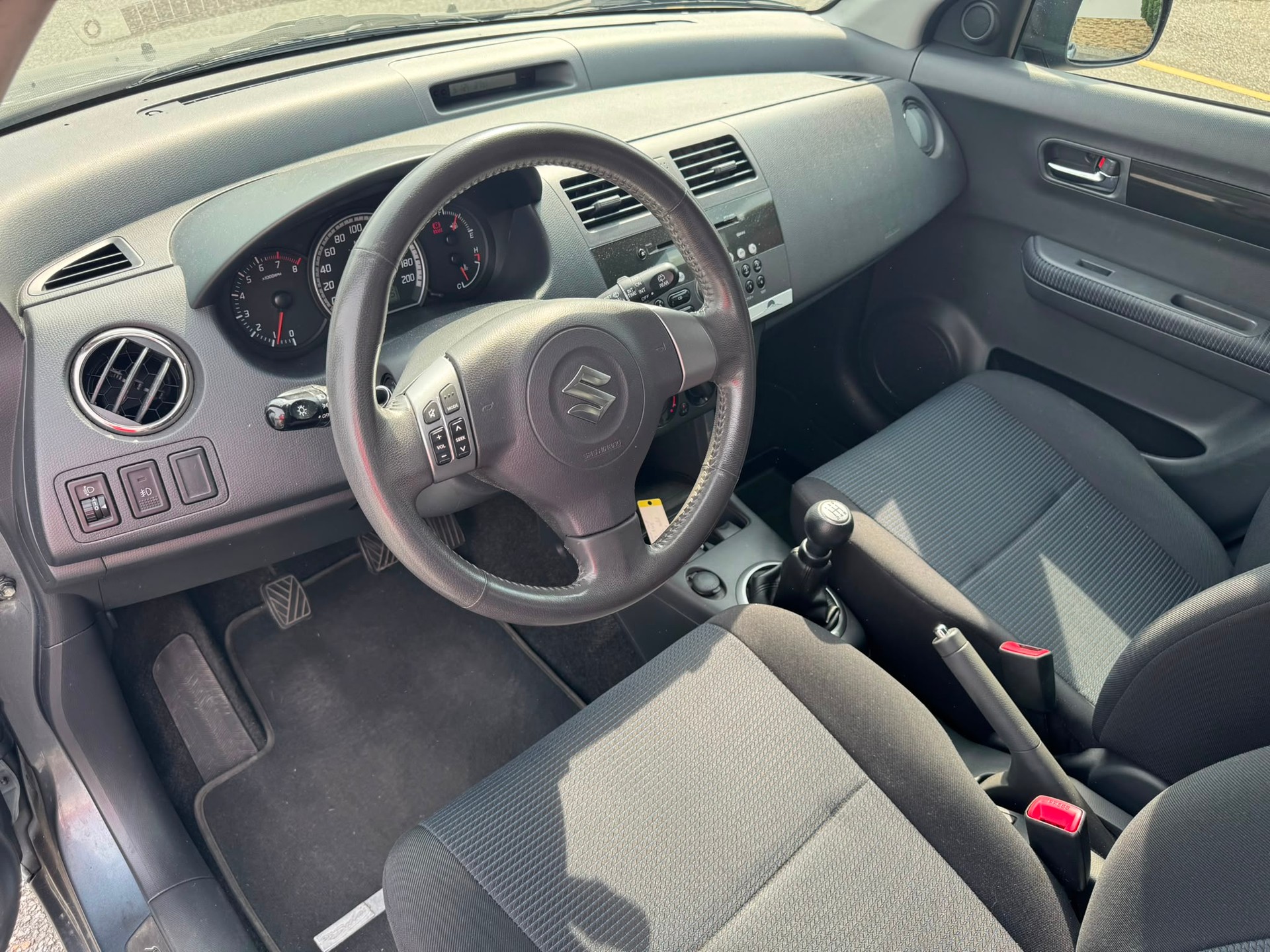 SUZUKI Swift 1.3i 16V GL Top Piz Sulai LE 4x4-image-8