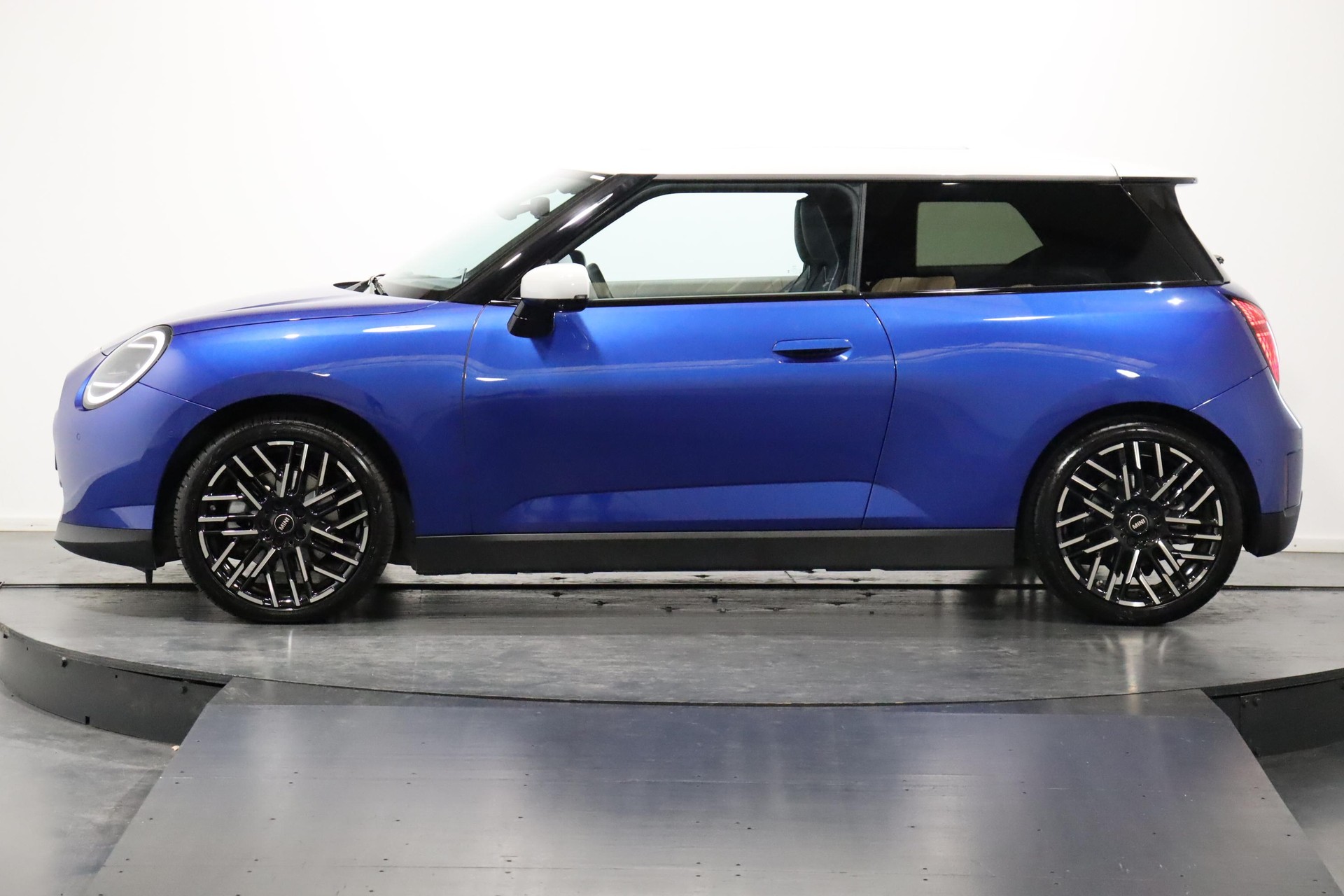 MINI J01 Cooper SE-image-3