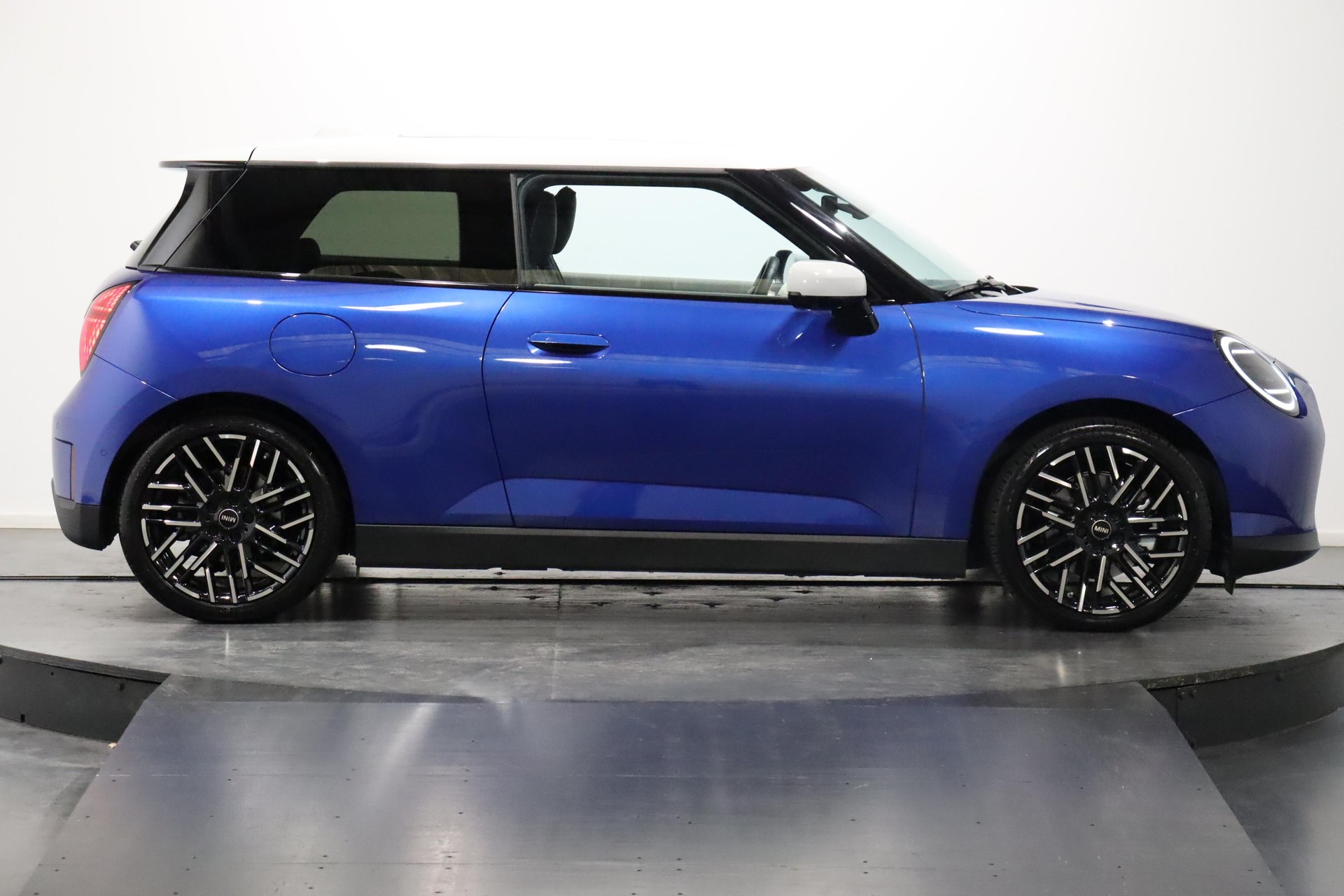 MINI J01 Cooper SE-image-4