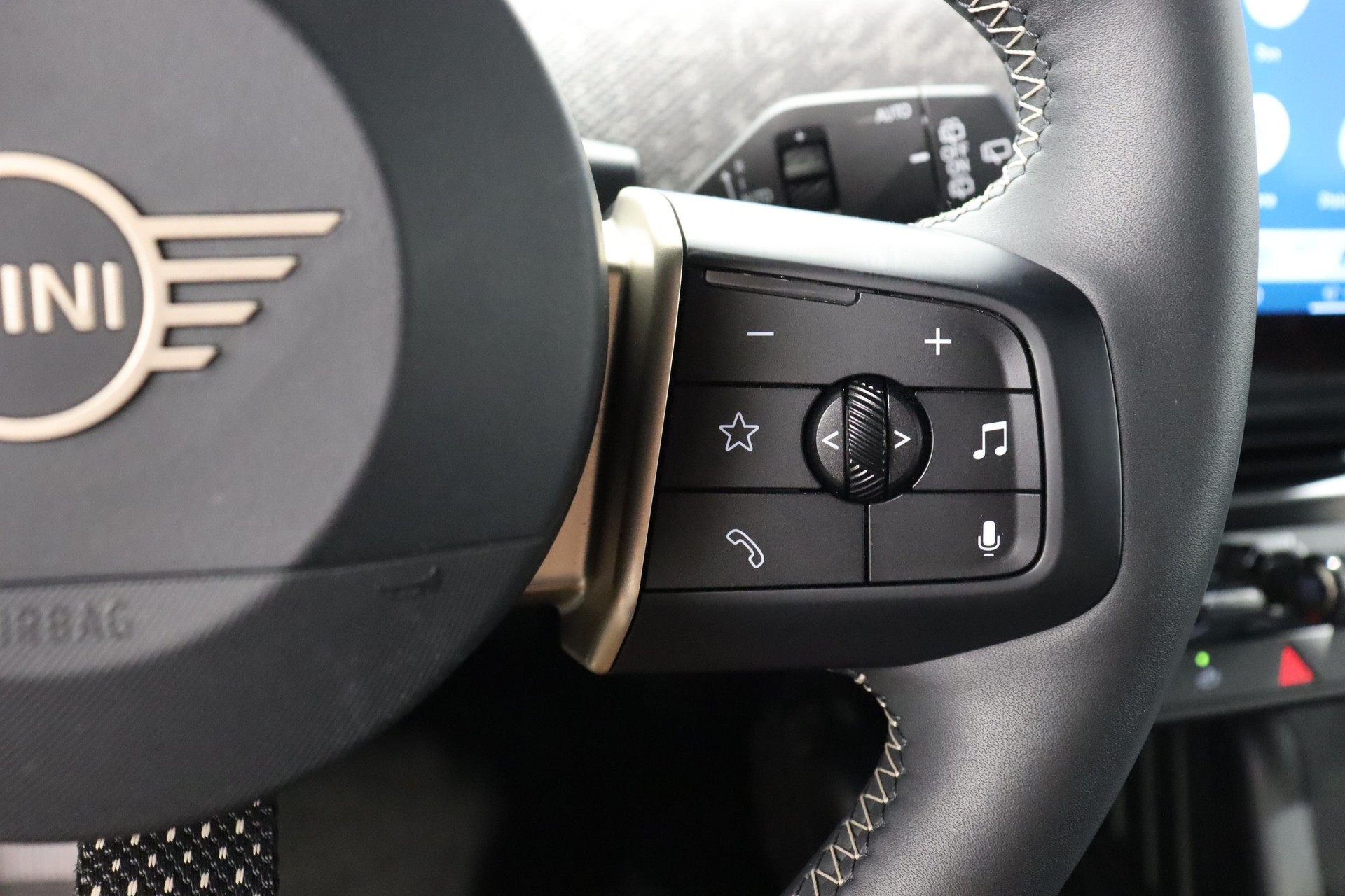 MINI J01 Cooper SE-image-17
