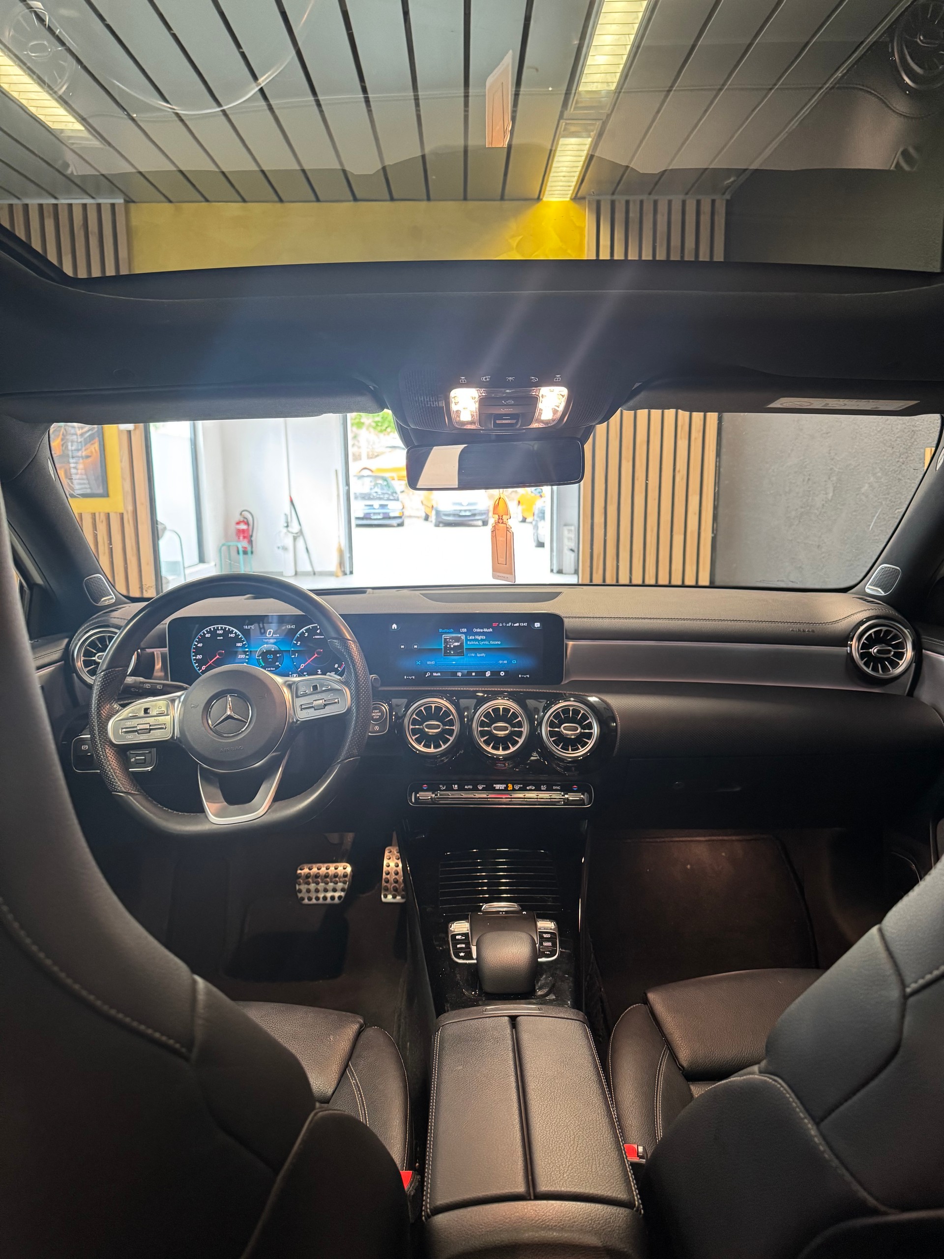 MERCEDES-BENZ A 200 AMG Line 7G-DCT-image-7