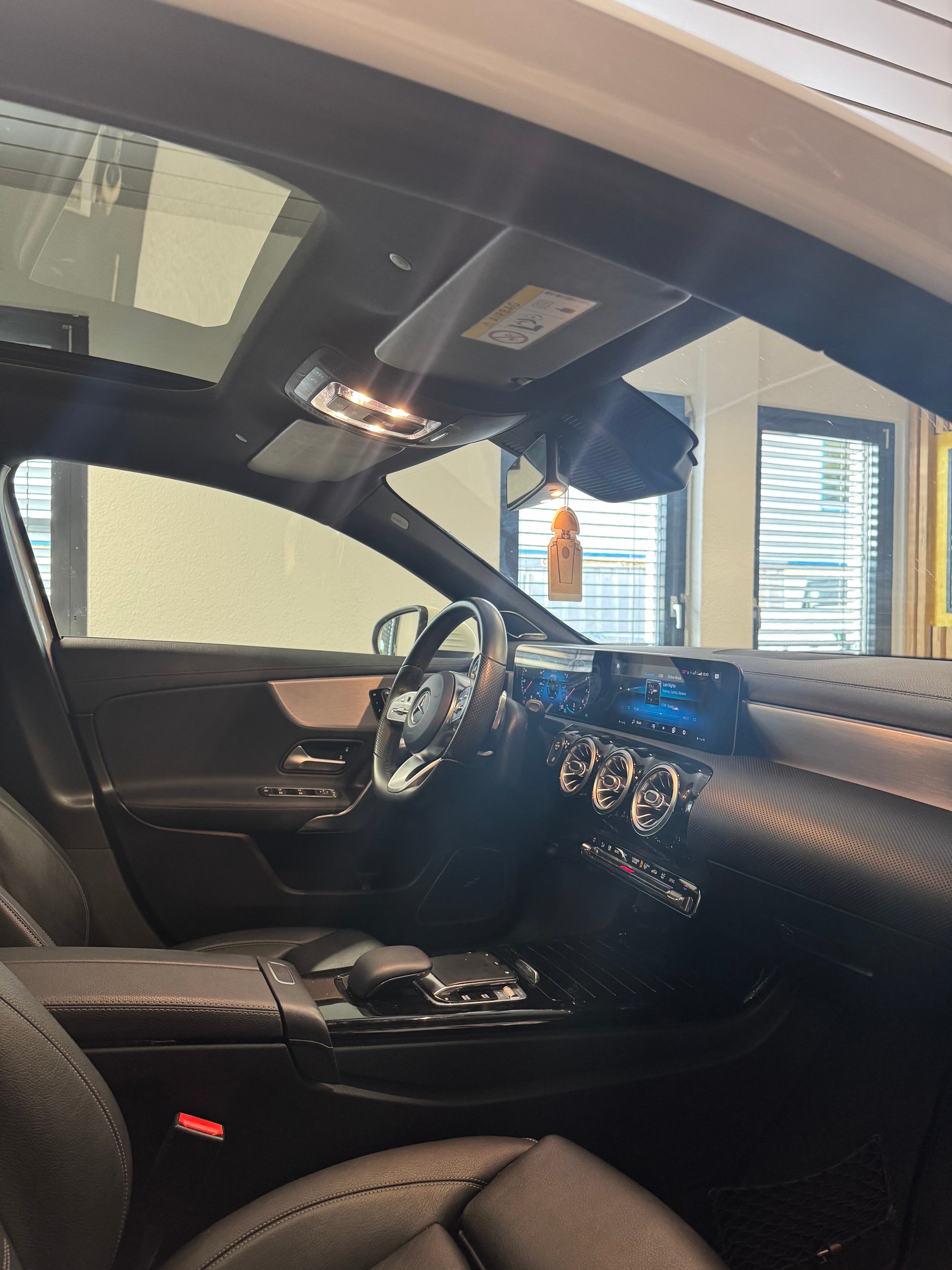 MERCEDES-BENZ A 200 AMG Line 7G-DCT-image-6