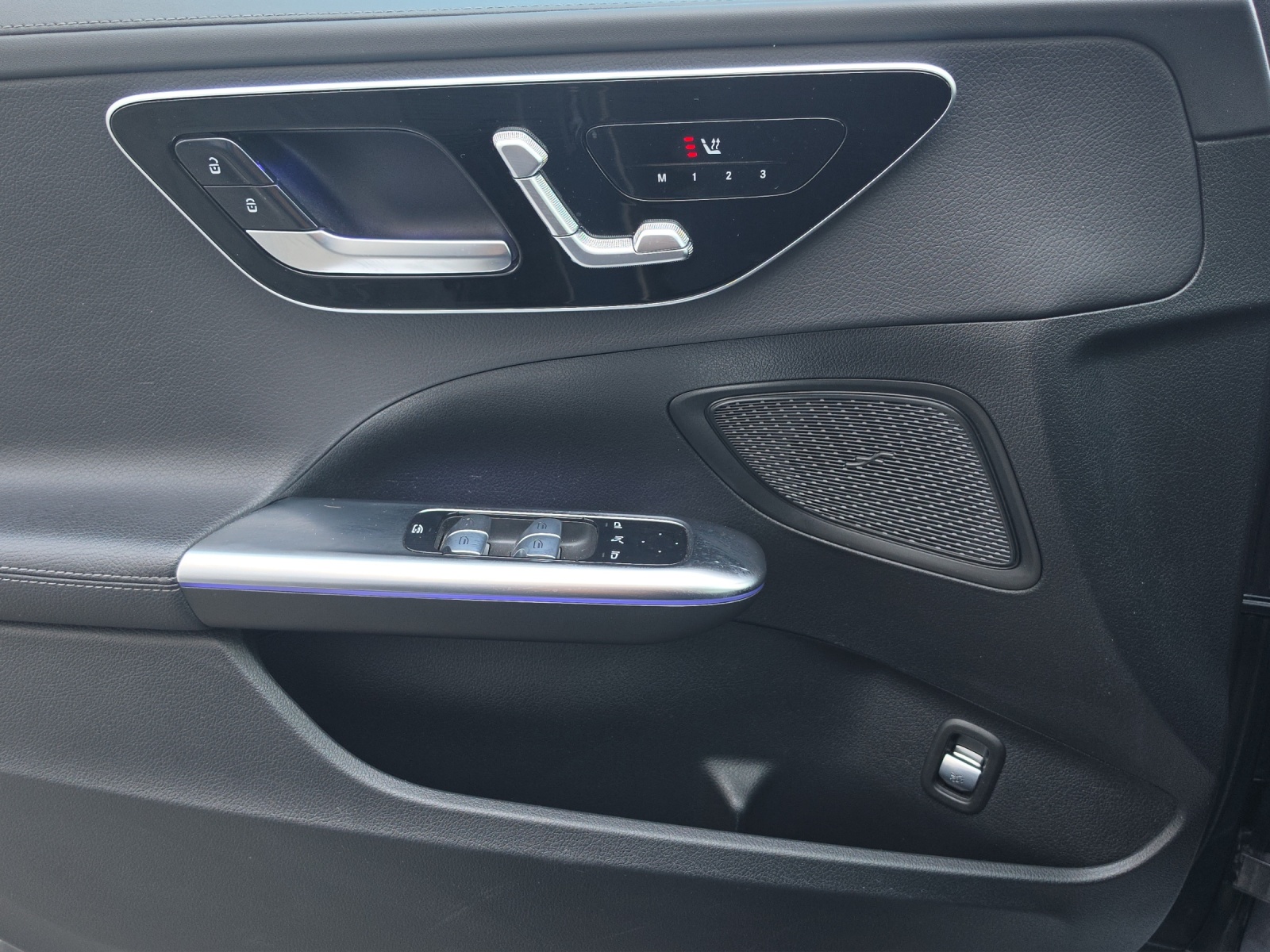 MERCEDES-BENZ C 220 d T 4Matic AMG Line Swiss Star-image-14