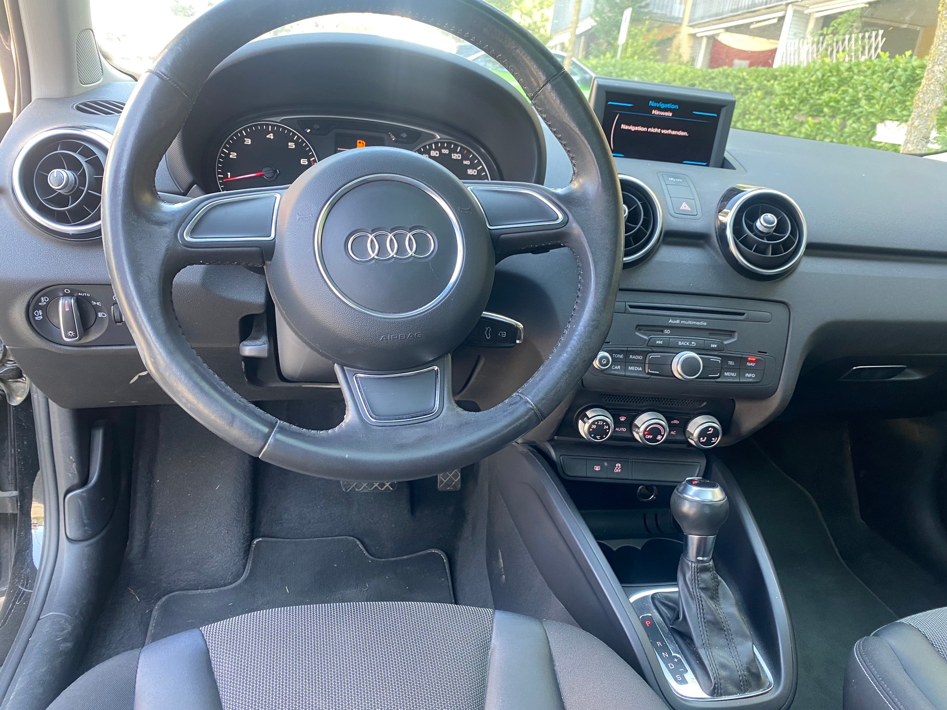 AUDI A1 1.4 TFSI Attraction S-tronic-image-8