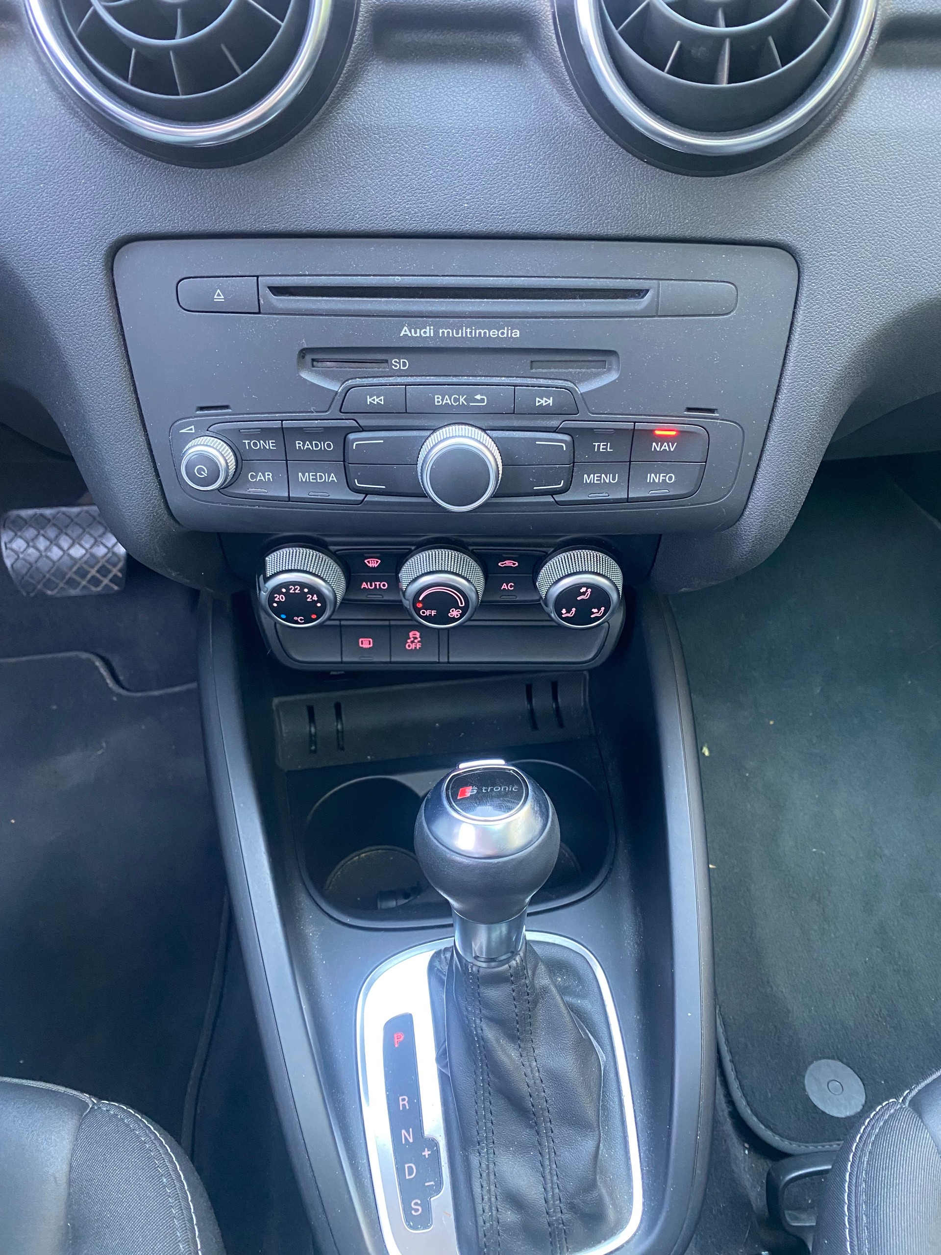 AUDI A1 1.4 TFSI Attraction S-tronic-image-11
