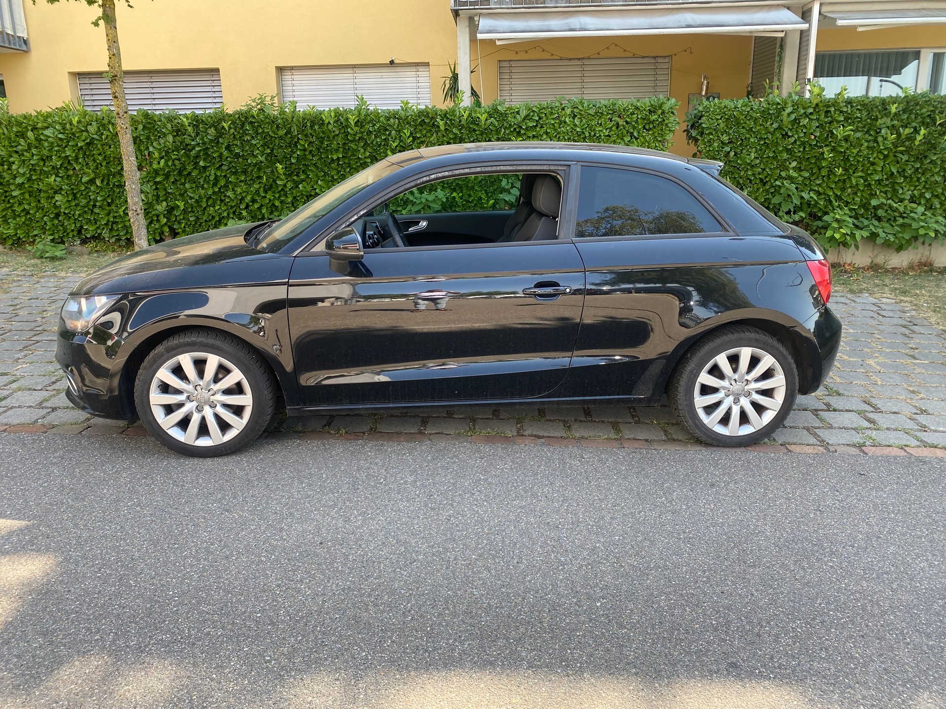 AUDI A1 1.4 TFSI Attraction S-tronic-image-4