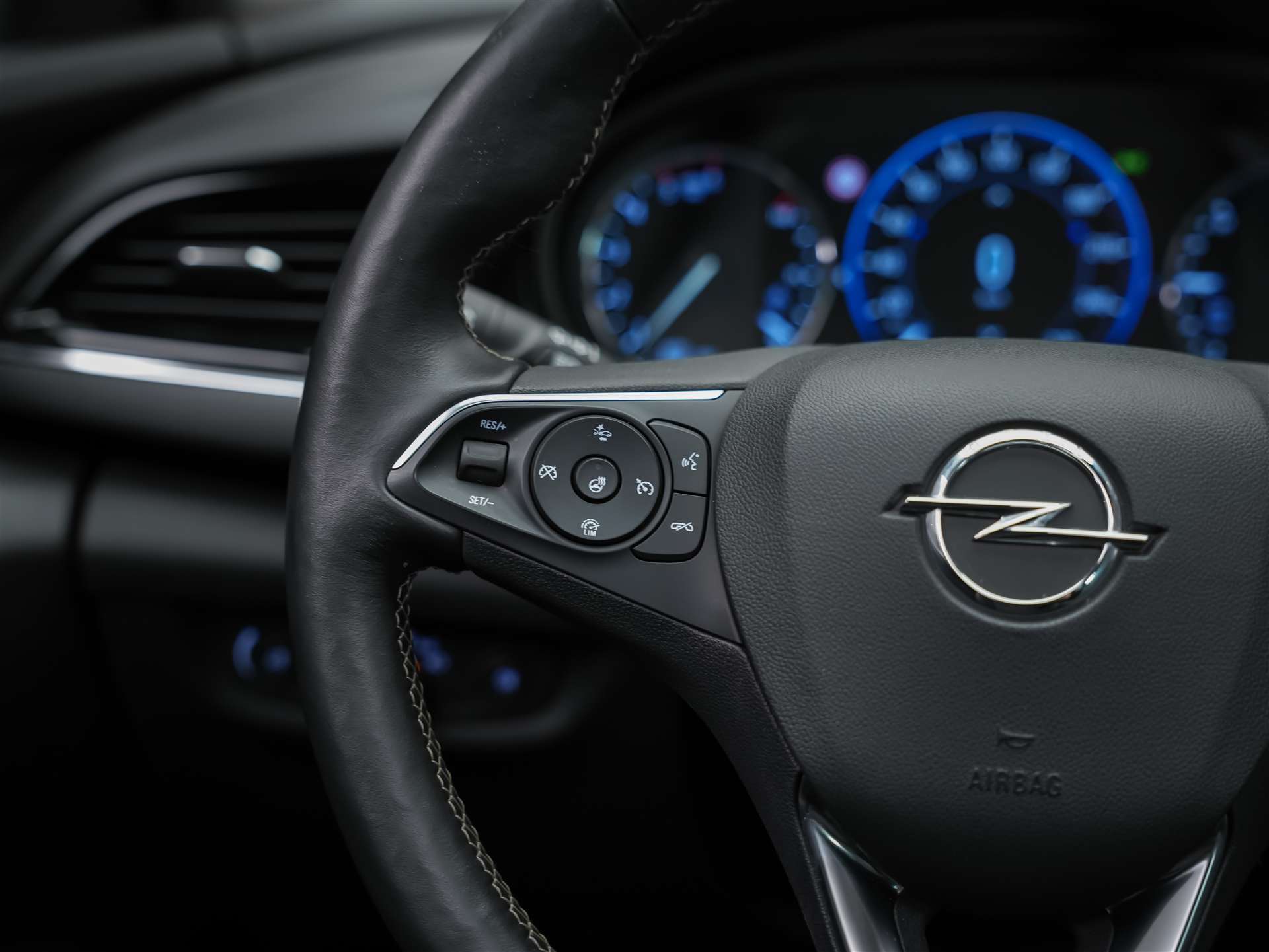 OPEL Insignia 2.0 BiDTI Sports Tourer Excellence 4WD A. *Panorama*Matrix-LED*Head_up*Lenkradheizung*-image-28