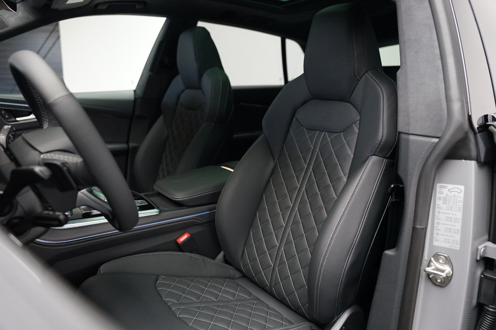 AUDI Q8 SUV TFSI e quattro 360 kW tiptronic-image-18