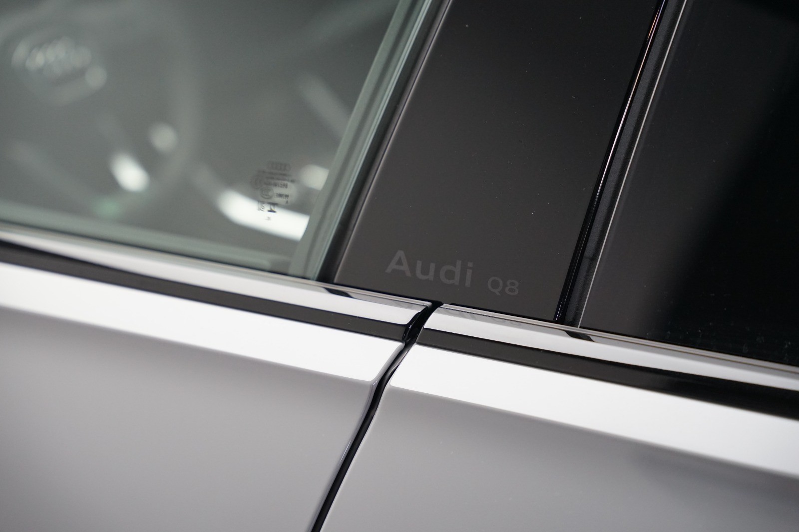 AUDI Q8 SUV TFSI e quattro 360 kW tiptronic-image-24