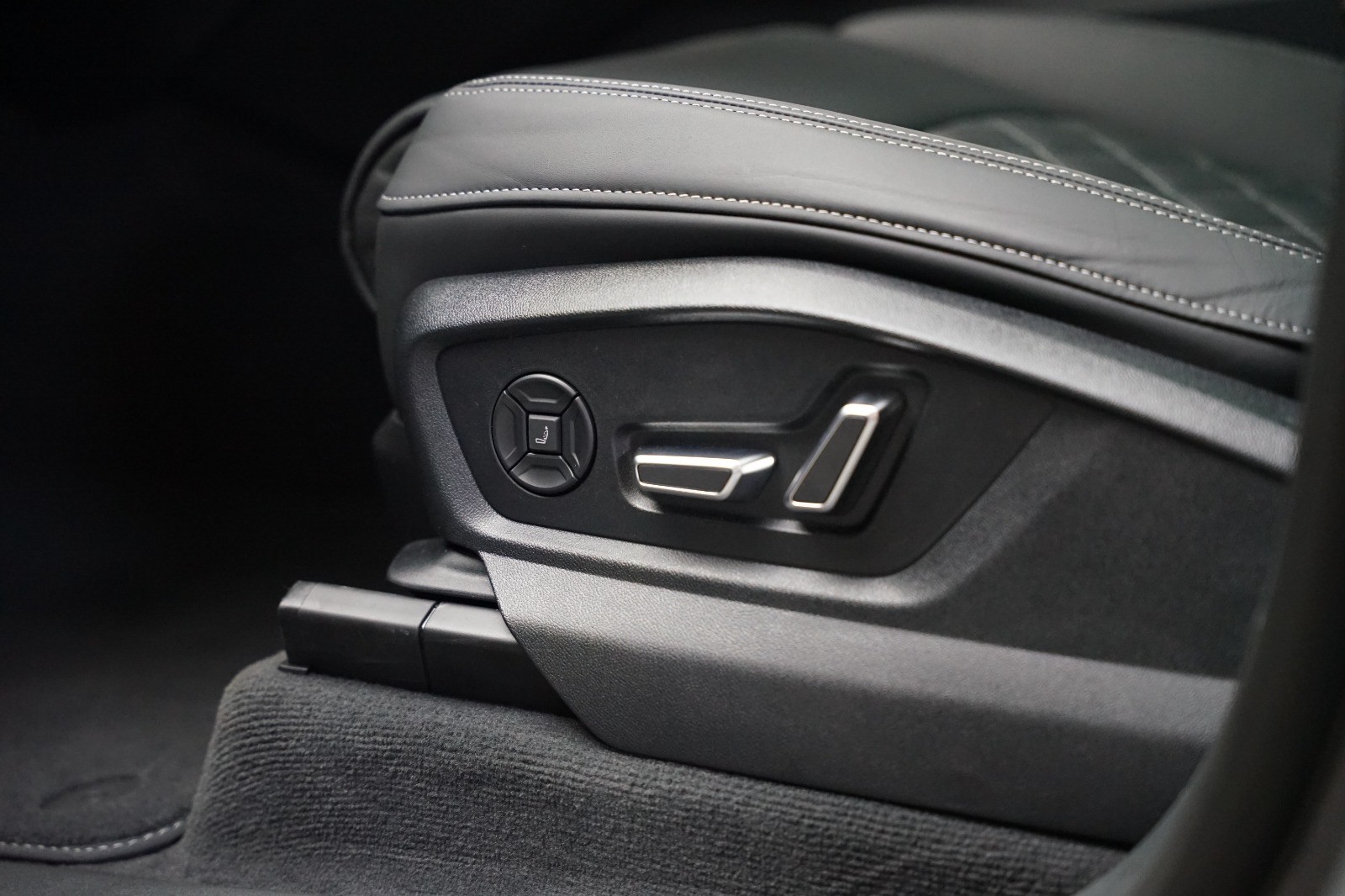 AUDI Q8 SUV TFSI e quattro 360 kW tiptronic-image-11