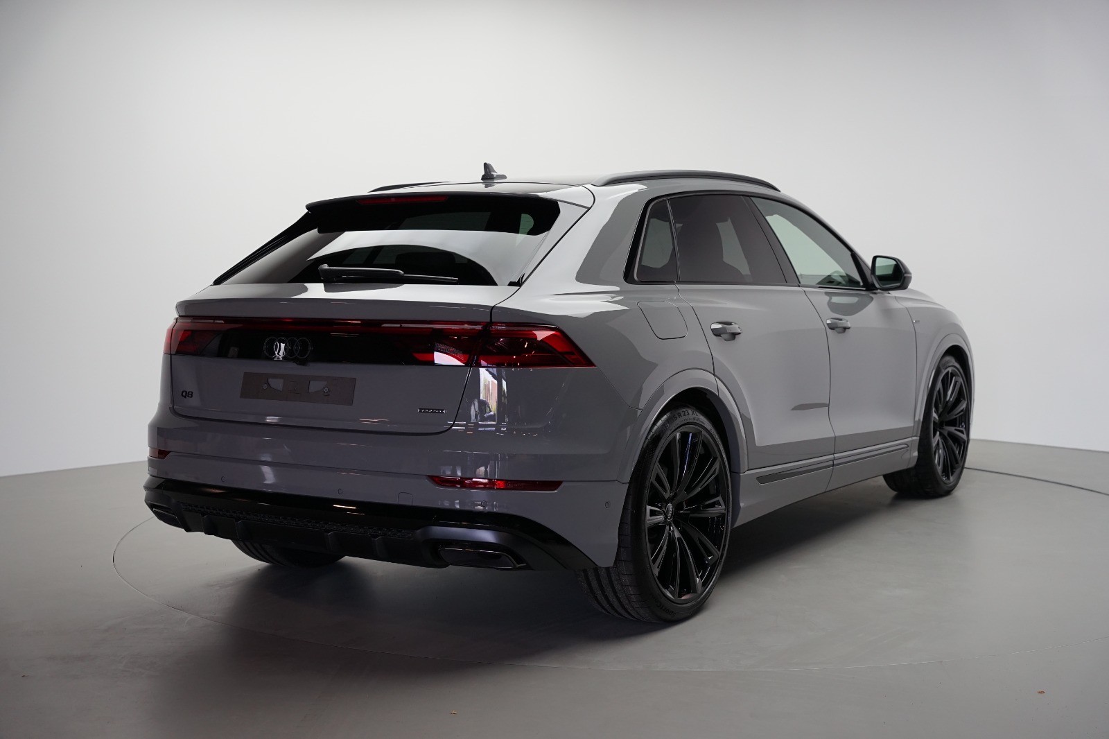 AUDI Q8 SUV TFSI e quattro 360 kW tiptronic-image-4