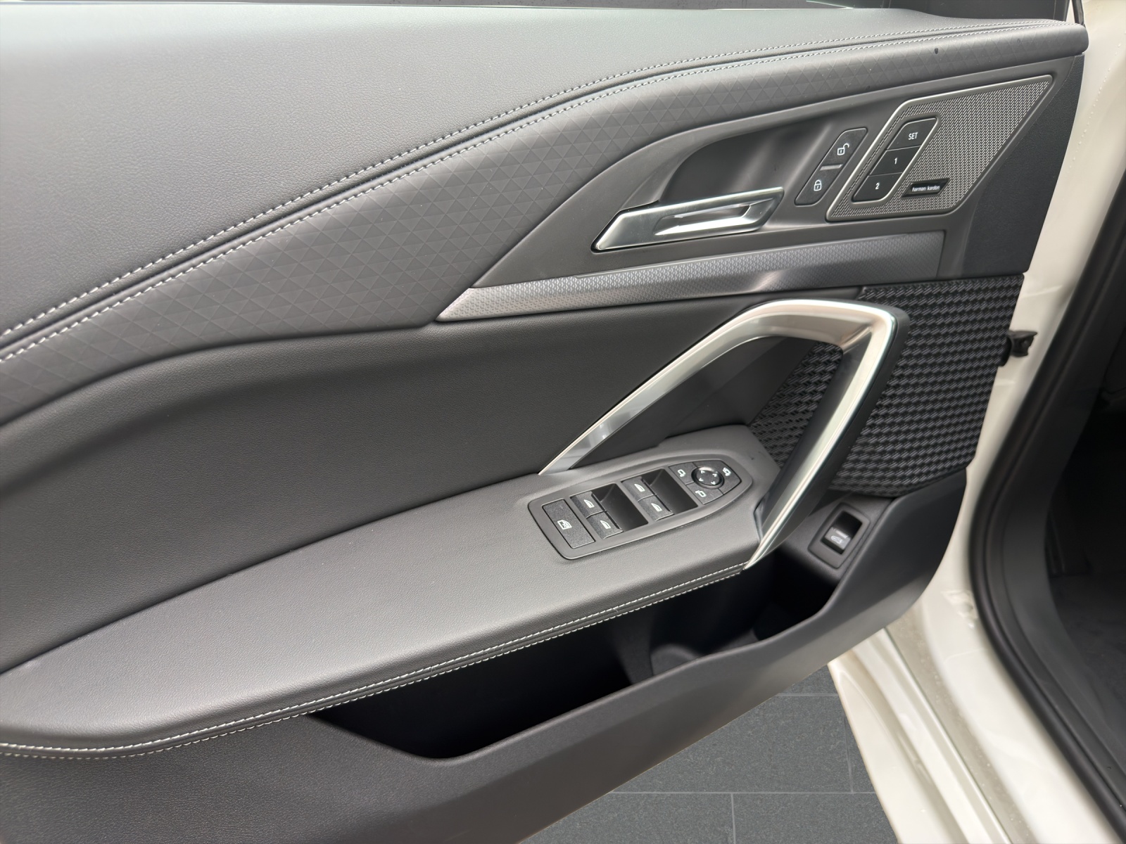 BMW iX2 xDrive 30 M Sport-image-14