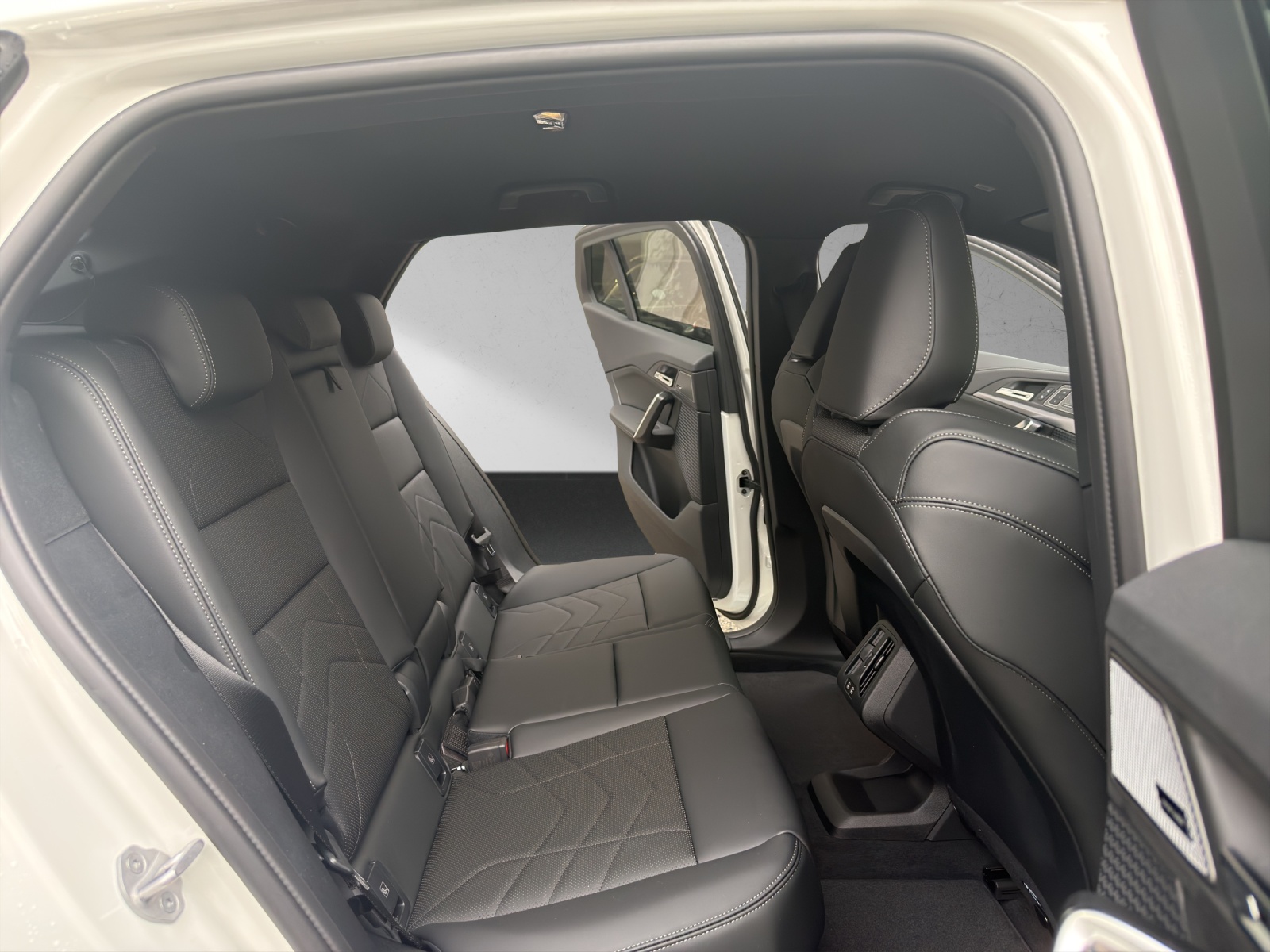 BMW iX2 xDrive 30 M Sport-image-16