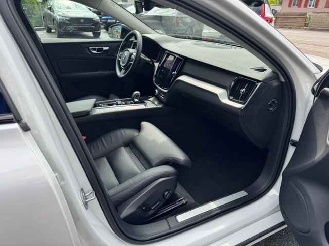 VOLVO V60 2.0 B4 Plus Dark-image-15