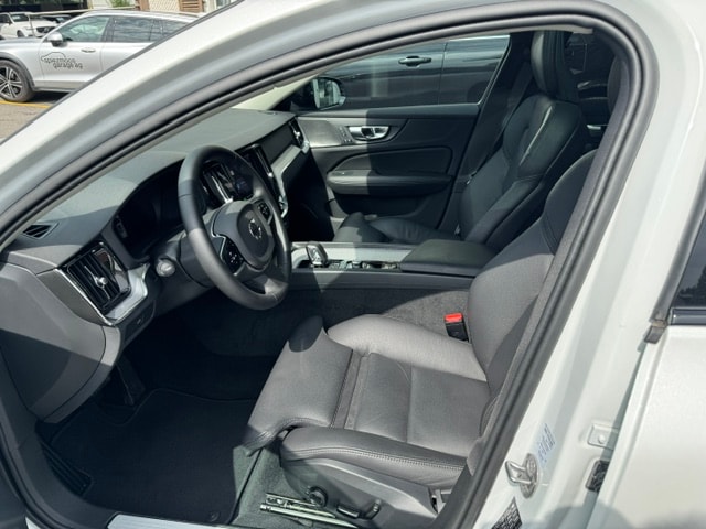 VOLVO V60 2.0 B4 Plus Dark-image-8