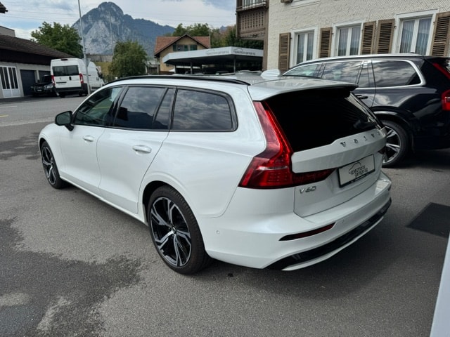 VOLVO V60 2.0 B4 Plus Dark-image-3
