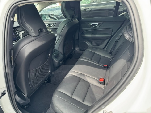 VOLVO V60 2.0 B4 Plus Dark-image-9