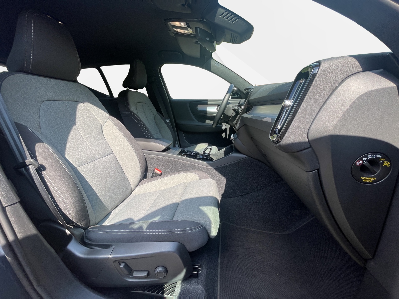 VOLVO XC40 2.0 B3 MH Plus Dark-image-17