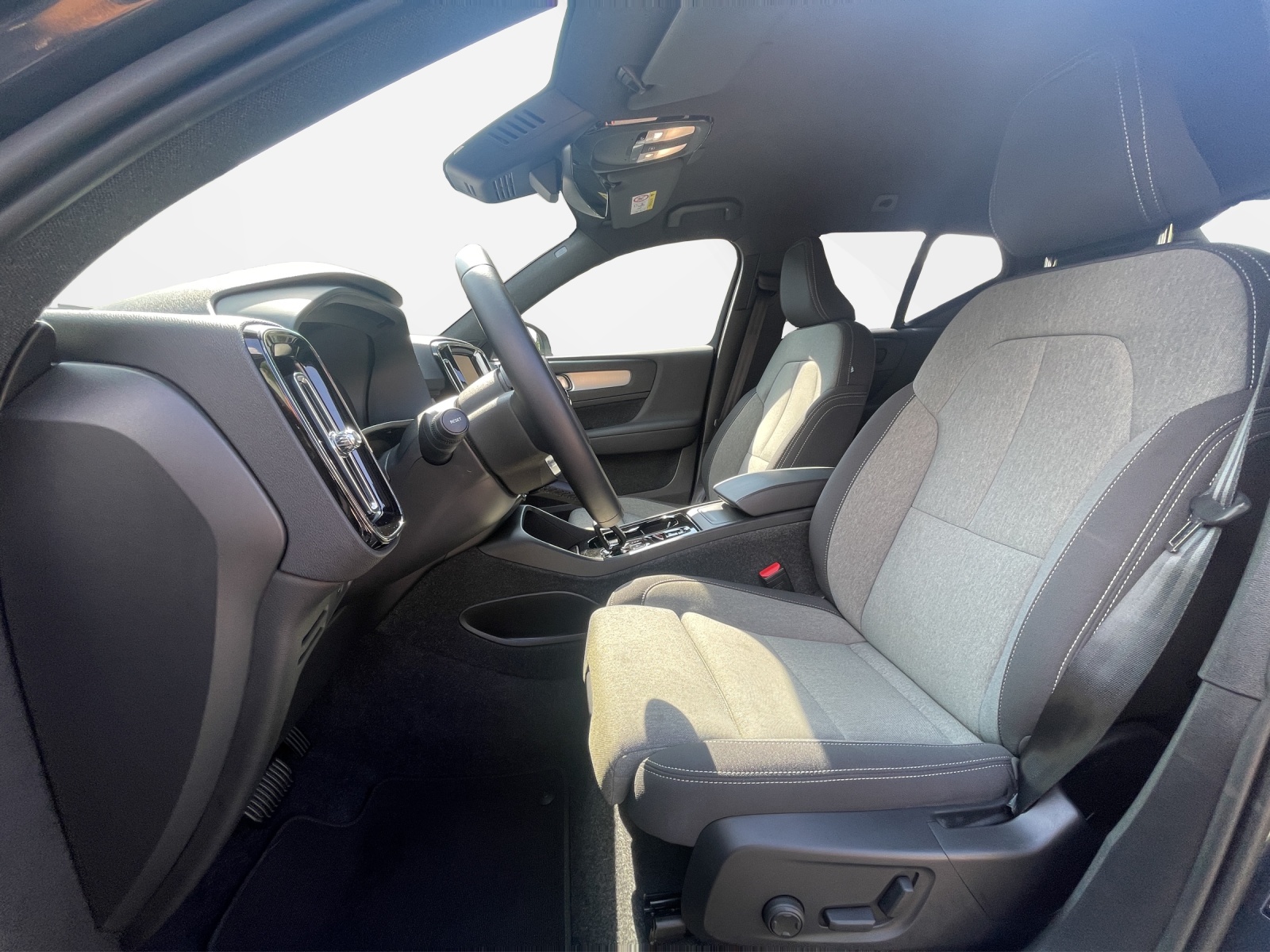 VOLVO XC40 2.0 B3 MH Plus Dark-image-9