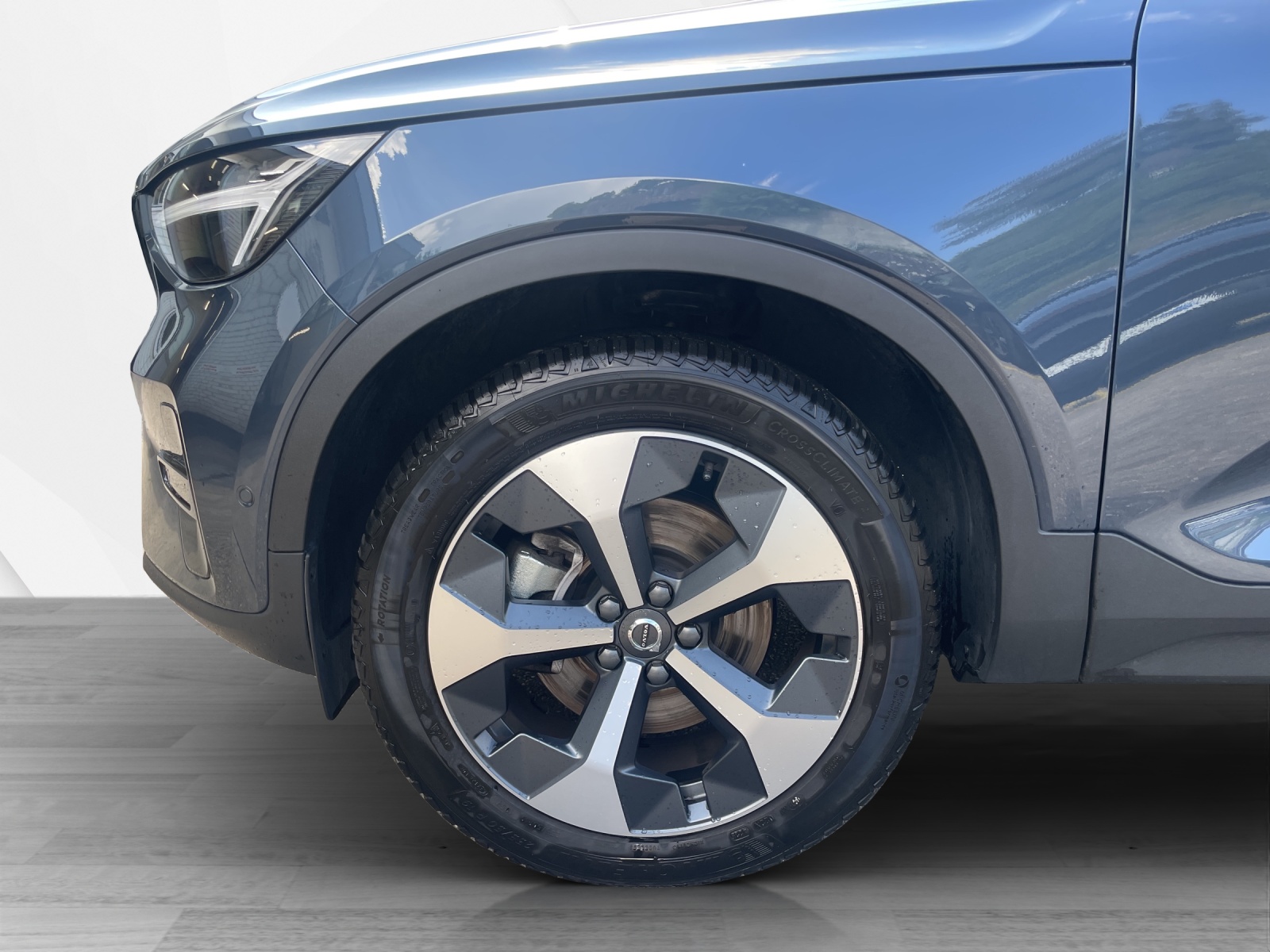 VOLVO XC40 2.0 B3 MH Plus Dark-image-8