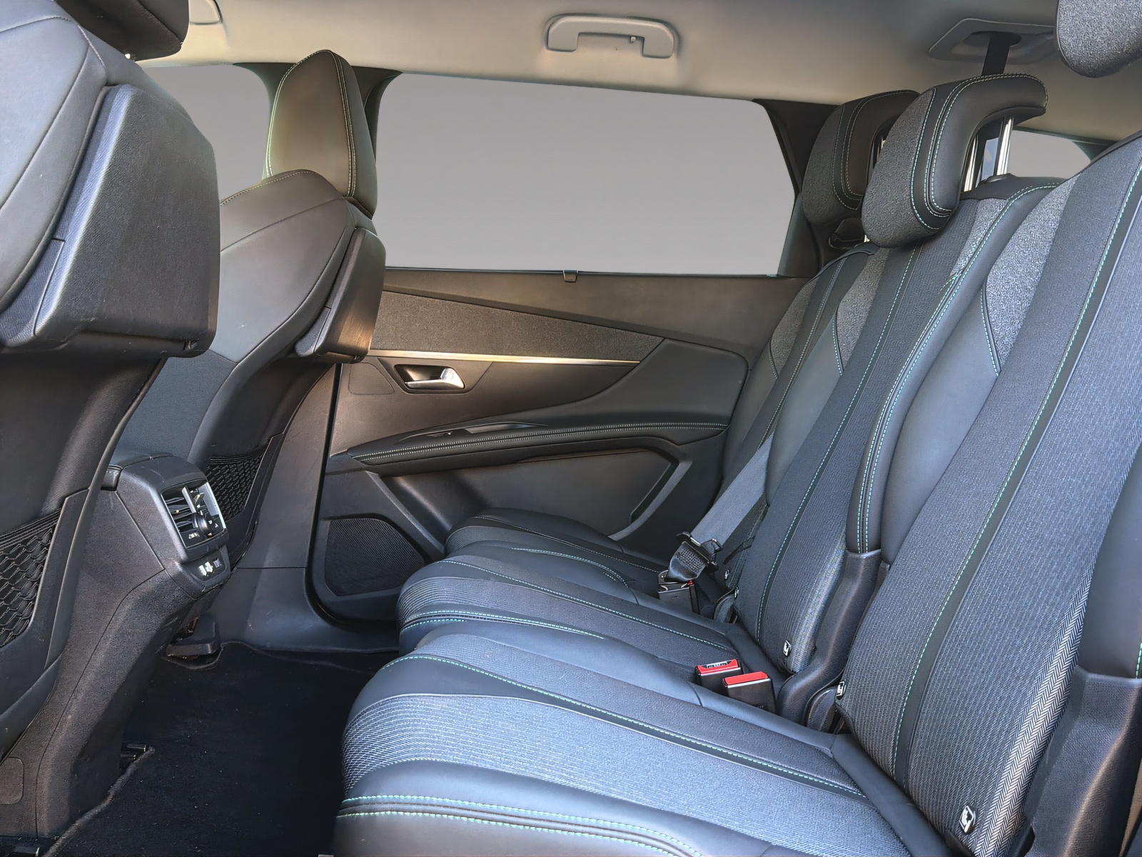 PEUGEOT 5008 1.2 PureTech Allure Pack-image-7