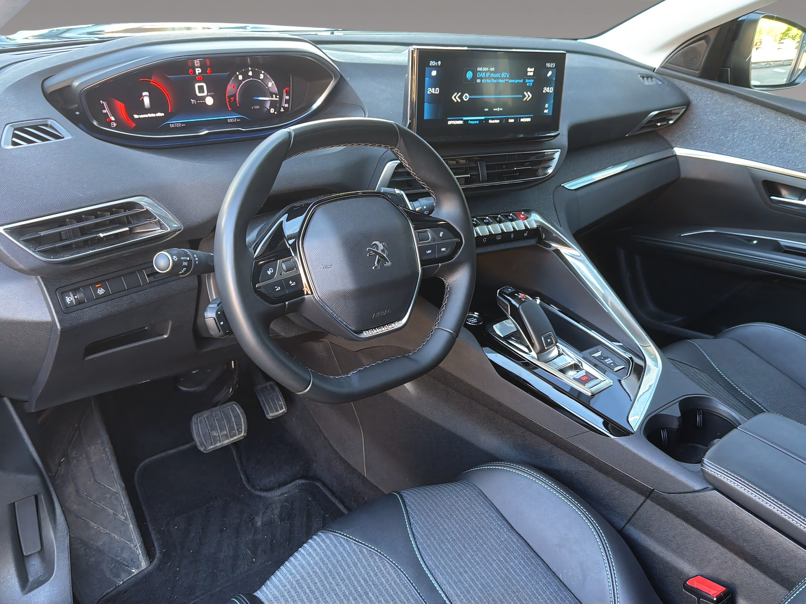 PEUGEOT 5008 1.2 PureTech Allure Pack-image-5