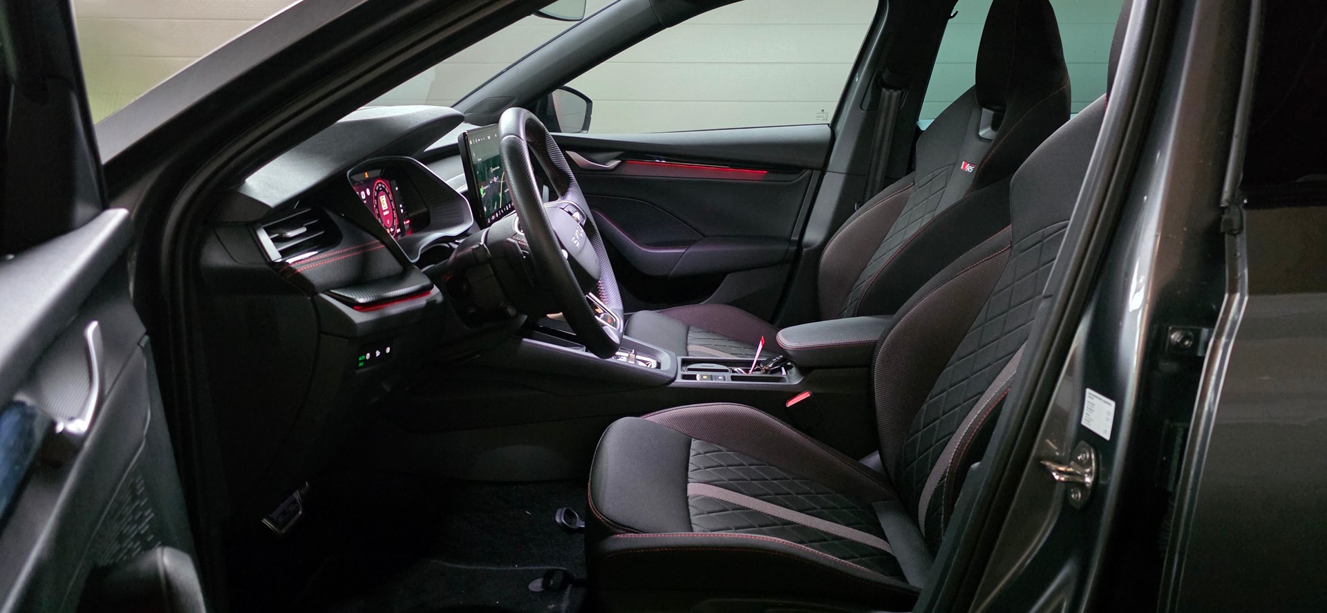 SKODA Octavia Combi 2.0 TSI DSG RS-image-8