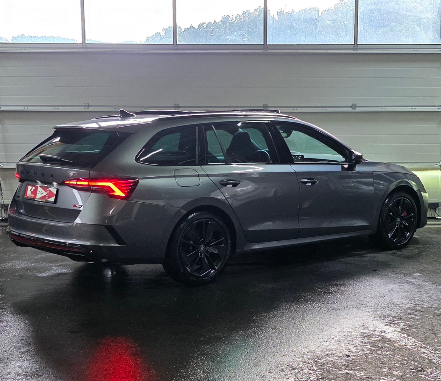 SKODA Octavia Combi 2.0 TSI DSG RS-image-4