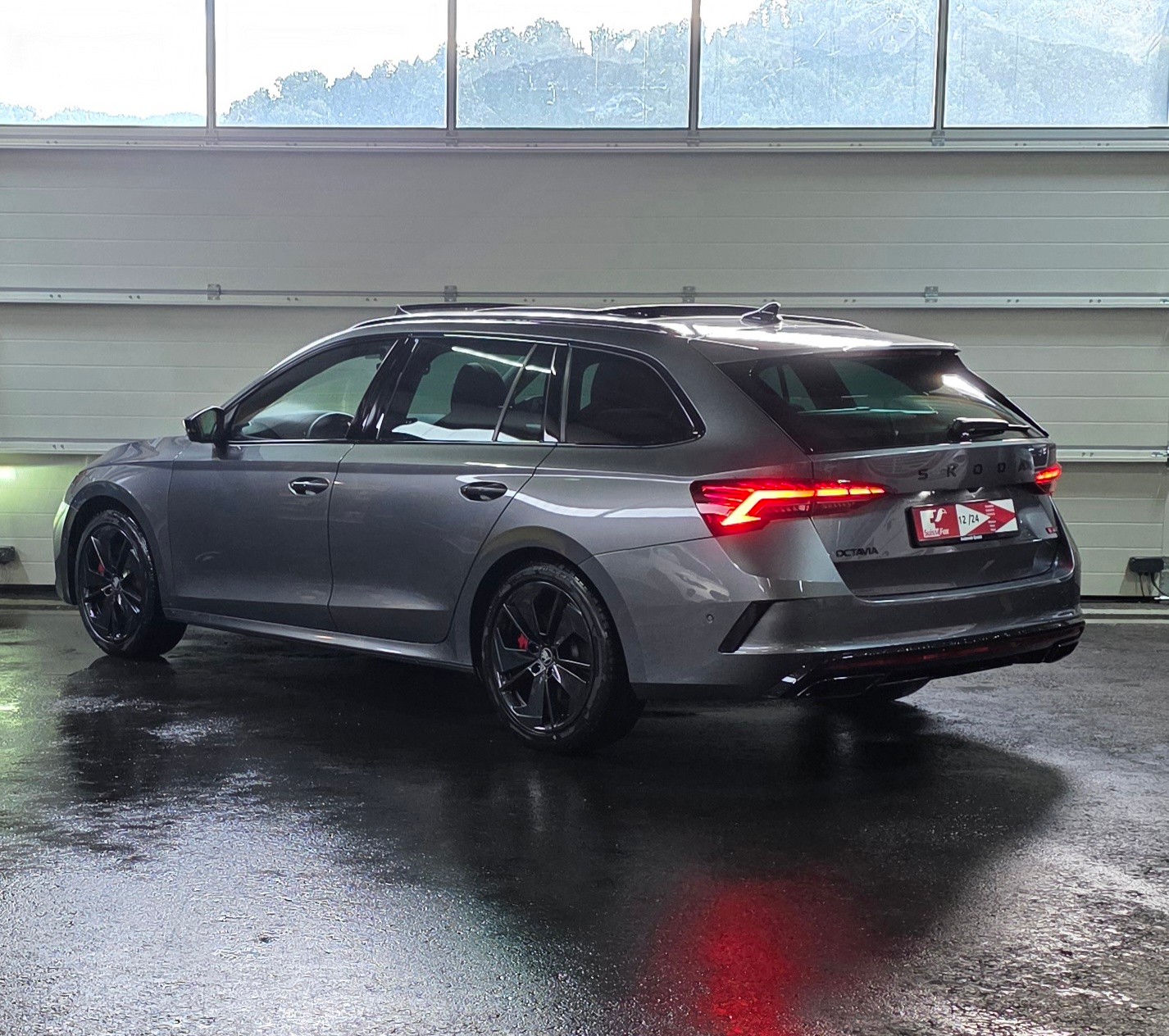 SKODA Octavia Combi 2.0 TSI DSG RS-image-2