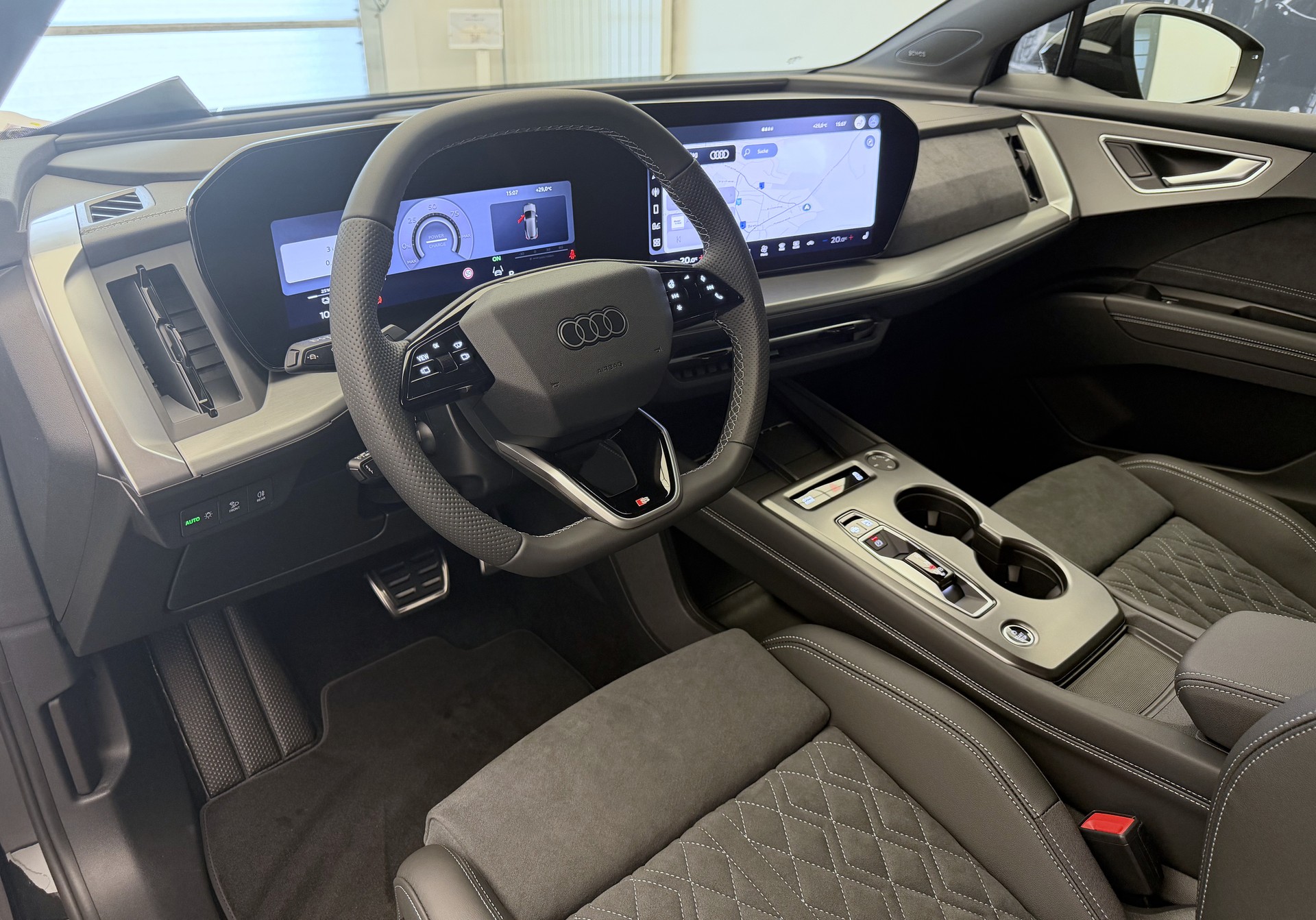 AUDI Q4 e-tron SUV quattro performance Swiss Ski-image-7