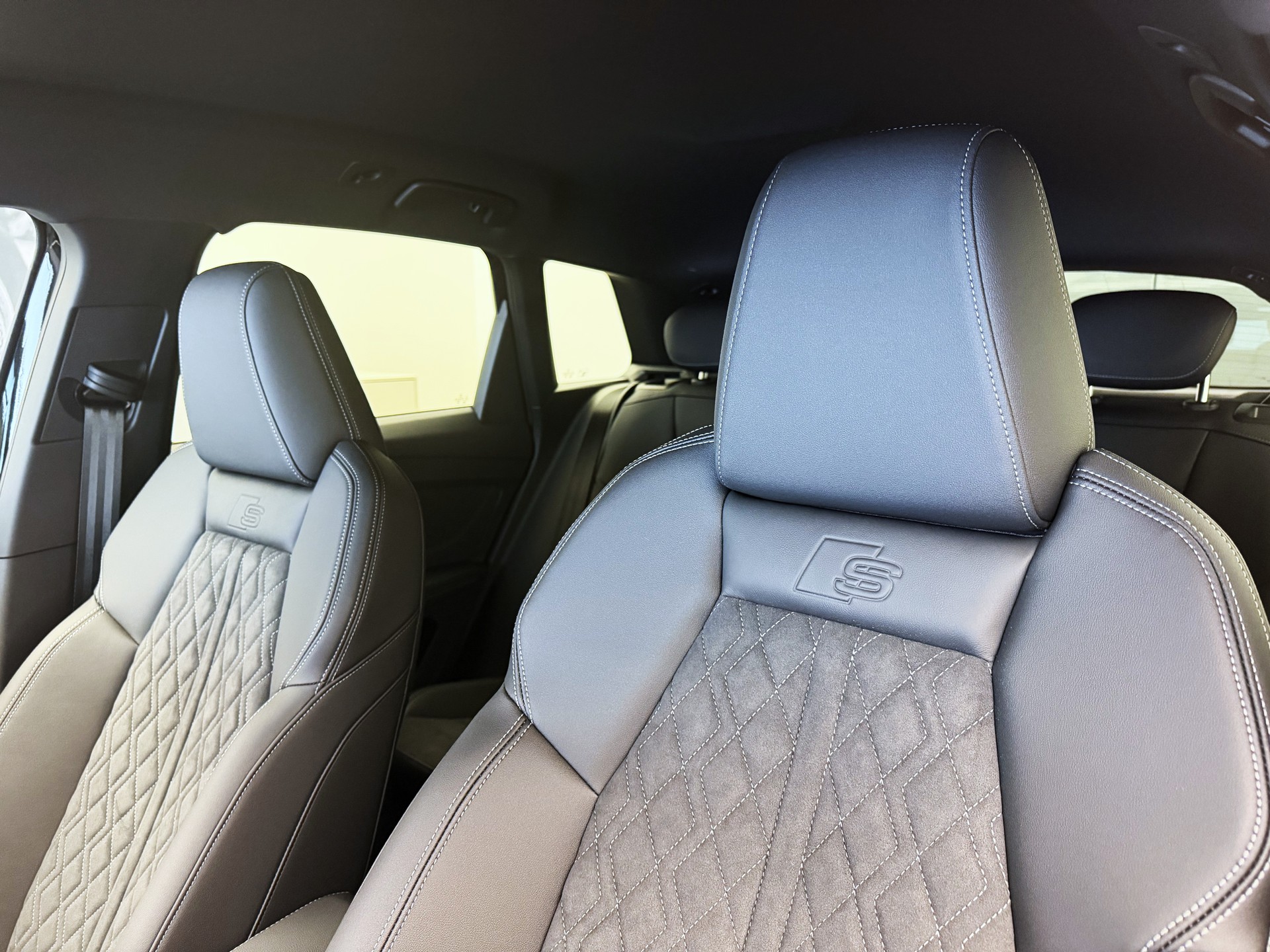 AUDI Q4 e-tron SUV quattro performance Swiss Ski-image-6