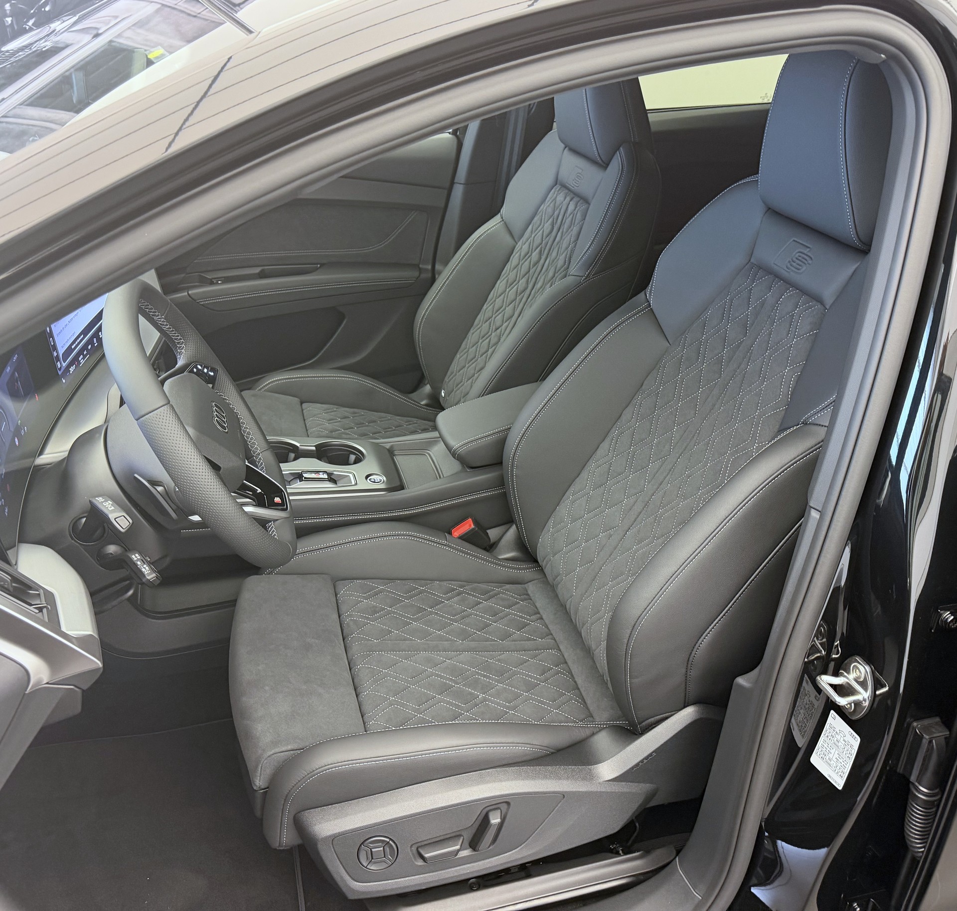 AUDI Q4 e-tron SUV quattro performance Swiss Ski-image-5