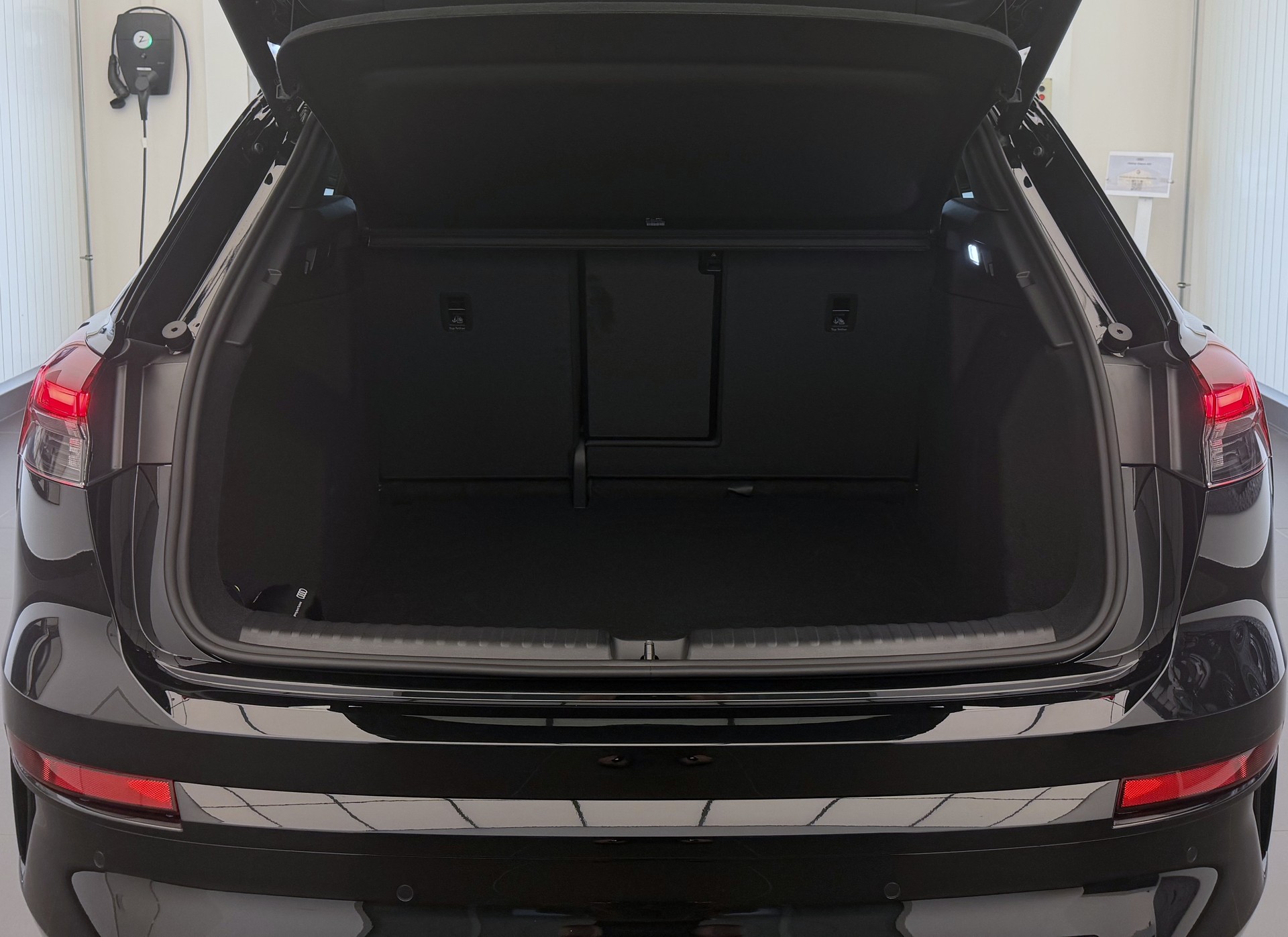 AUDI Q4 e-tron SUV quattro performance Swiss Ski-image-21