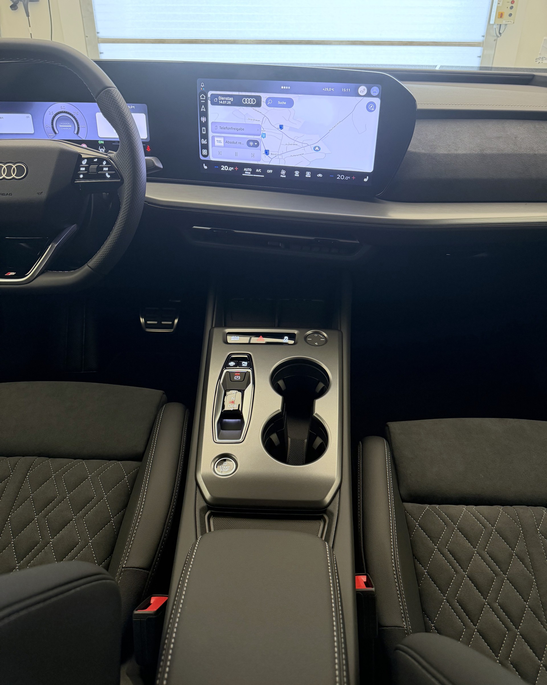 AUDI Q4 e-tron SUV quattro performance Swiss Ski-image-11
