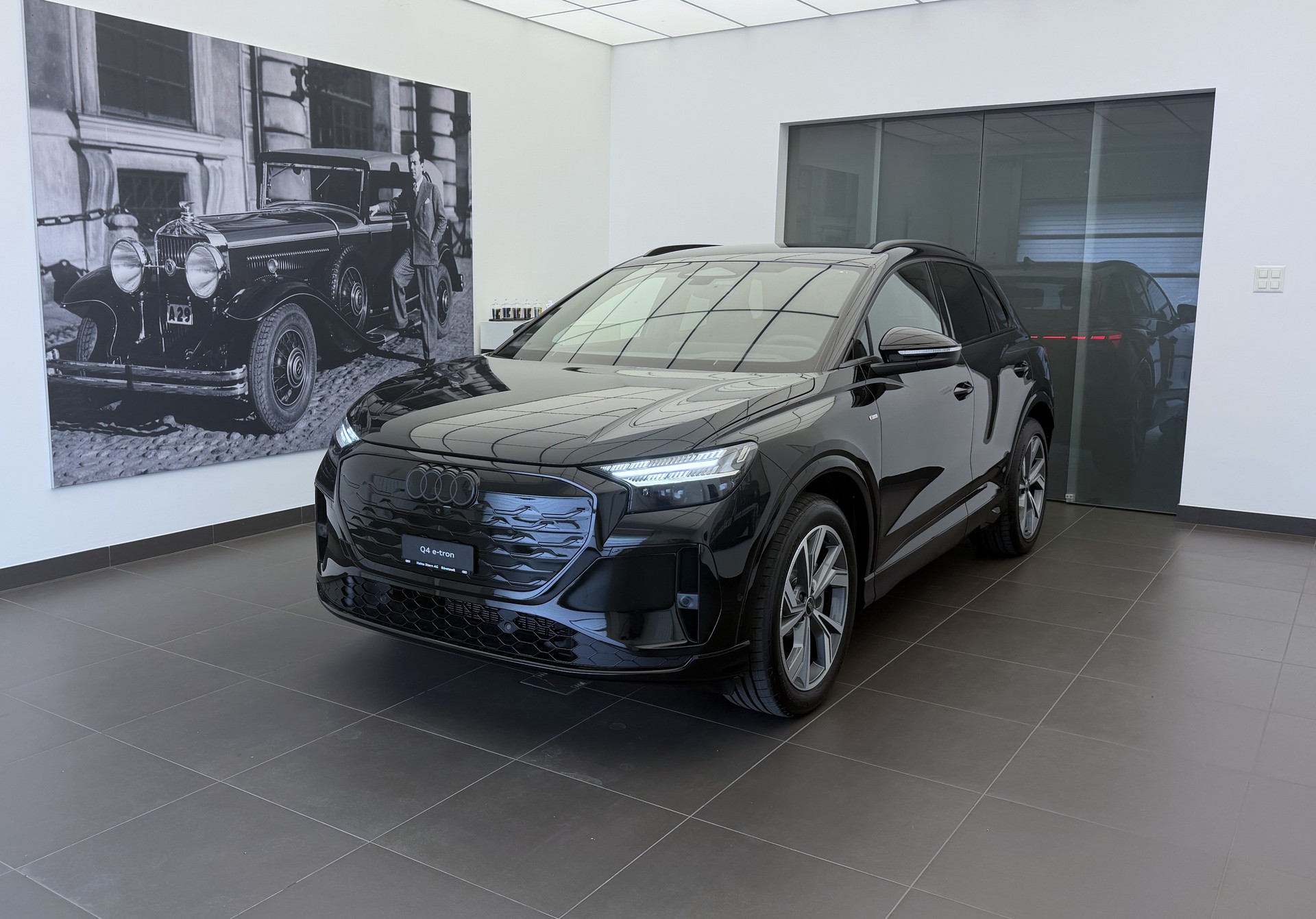 AUDI Q4 e-tron SUV quattro performance Swiss Ski-image-0